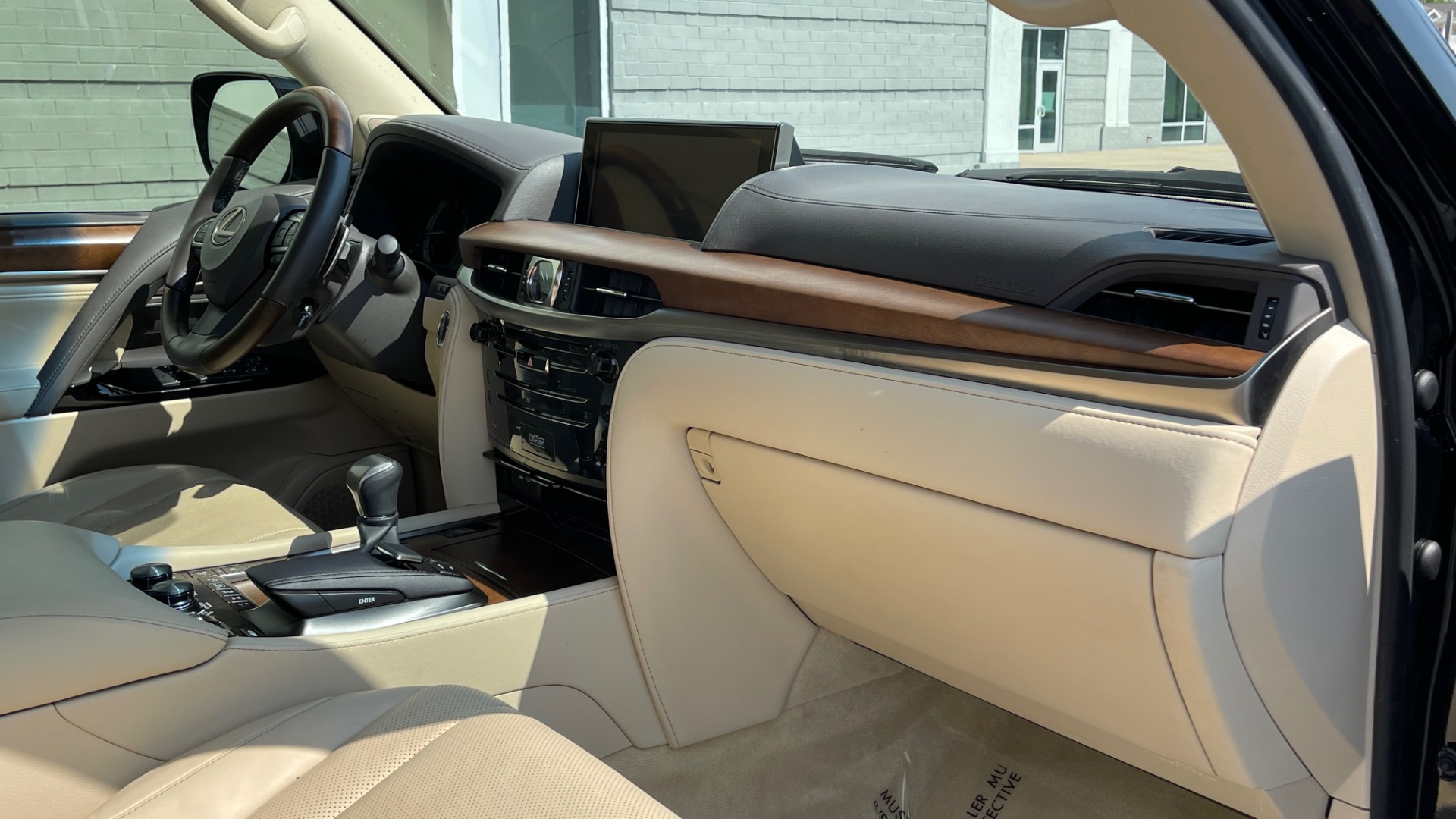 Used 2017 Lexus LX 570 LUXURY / 5.7L V8 / NAV / SUNROOF / 3-ROW / DVD / REARVIEW for sale Sold at Formula Imports in Charlotte NC 28227 73