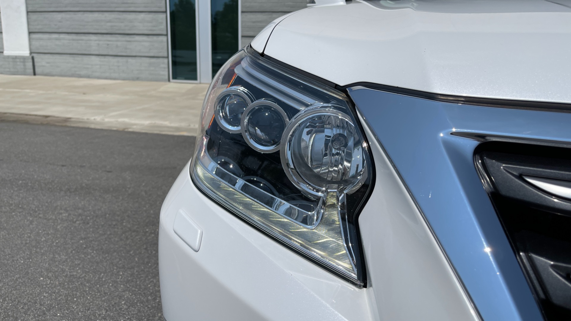 Used 2015 Lexus GX 460 LUXURY / 4.6L V8 / 4WD / NAV / SUNROOF / 3-ROW / REARVIEW for sale Sold at Formula Imports in Charlotte NC 28227 11