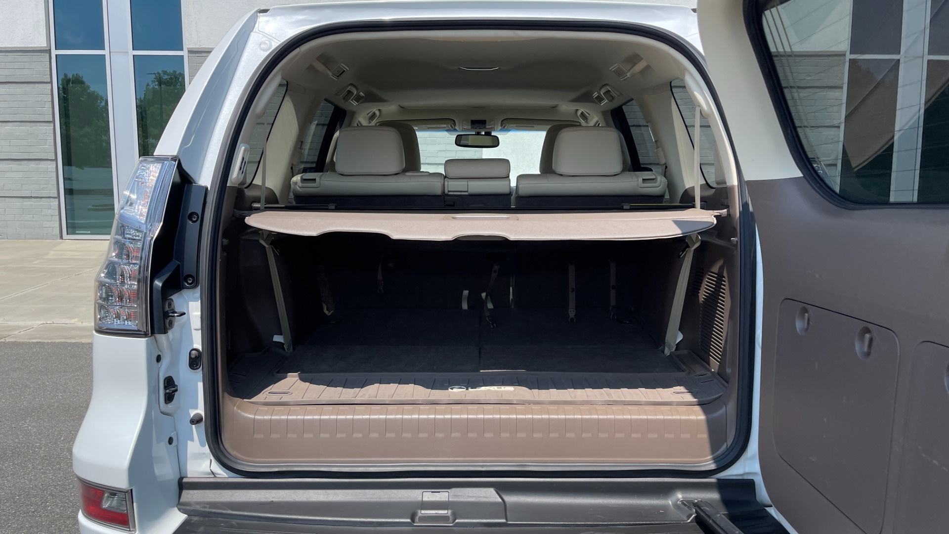 Used 2015 Lexus GX 460 LUXURY / 4.6L V8 / 4WD / NAV / SUNROOF / 3-ROW / REARVIEW for sale Sold at Formula Imports in Charlotte NC 28227 17