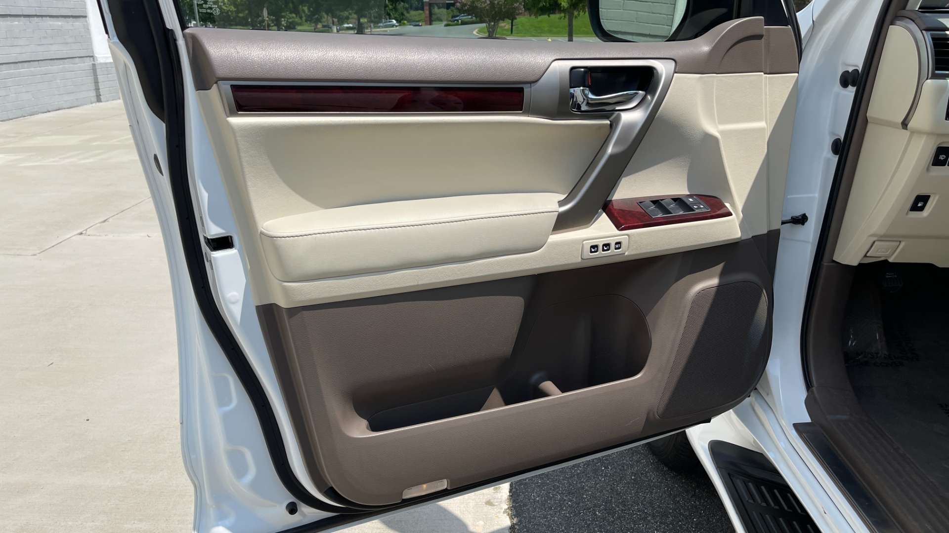 Used 2015 Lexus GX 460 LUXURY / 4.6L V8 / 4WD / NAV / SUNROOF / 3-ROW / REARVIEW for sale Sold at Formula Imports in Charlotte NC 28227 19