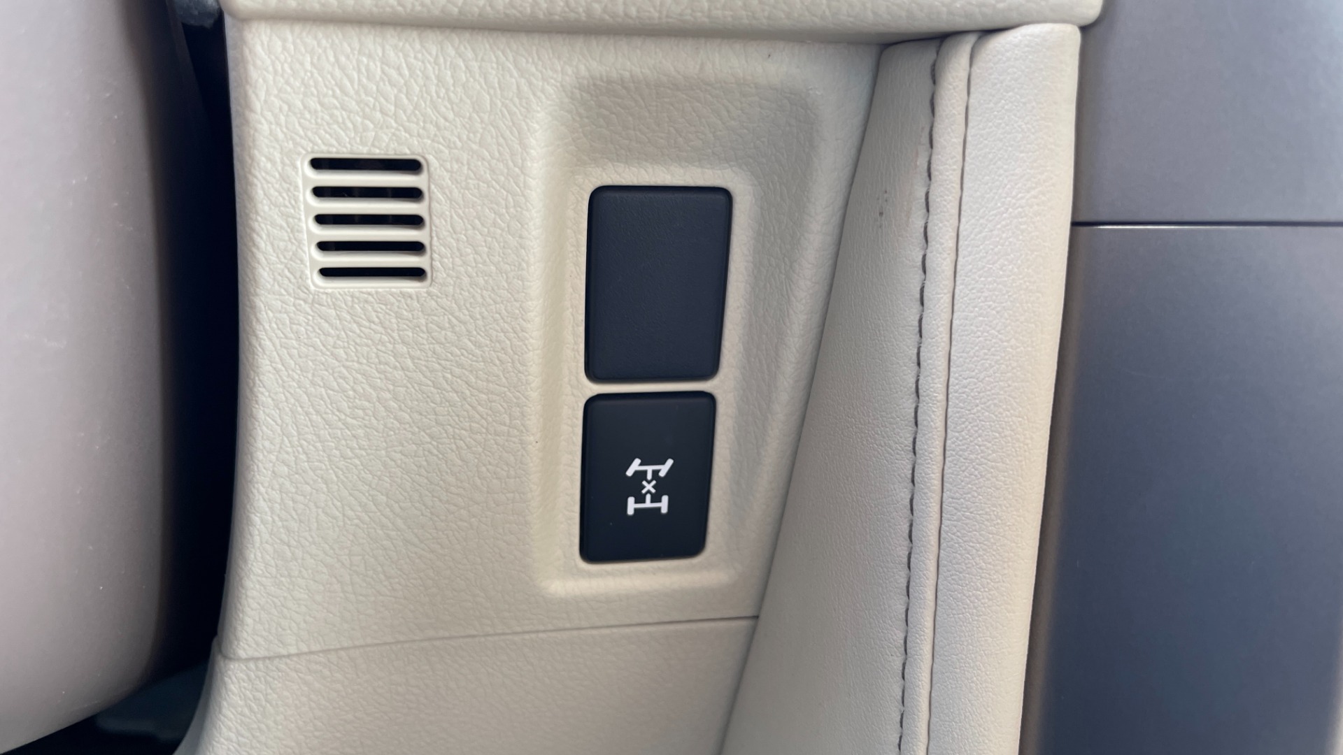 Used 2015 Lexus GX 460 LUXURY / 4.6L V8 / 4WD / NAV / SUNROOF / 3-ROW / REARVIEW for sale Sold at Formula Imports in Charlotte NC 28227 31