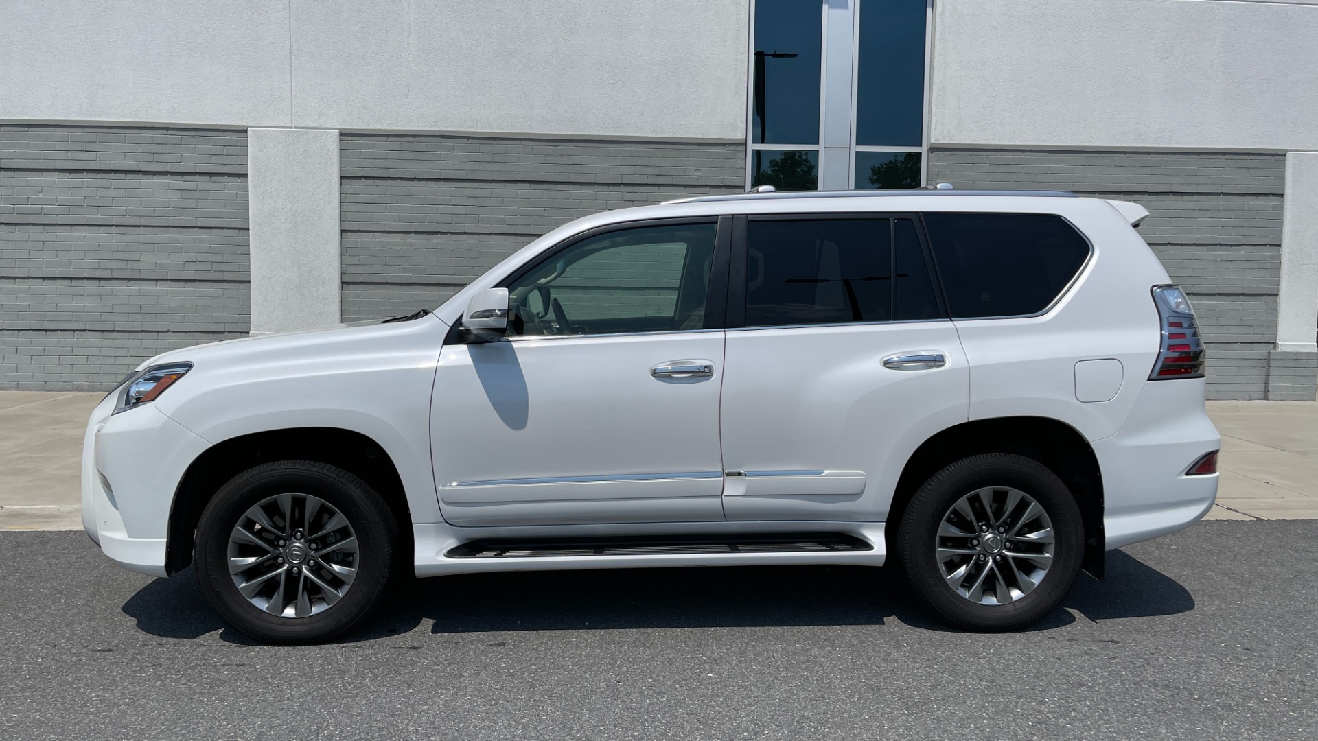 Used 2015 Lexus GX 460 LUXURY / 4.6L V8 / 4WD / NAV / SUNROOF / 3-ROW / REARVIEW for sale Sold at Formula Imports in Charlotte NC 28227 4
