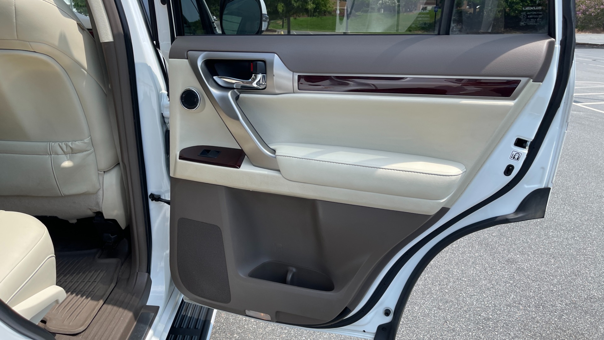 Used 2015 Lexus GX 460 LUXURY / 4.6L V8 / 4WD / NAV / SUNROOF / 3-ROW / REARVIEW for sale Sold at Formula Imports in Charlotte NC 28227 48