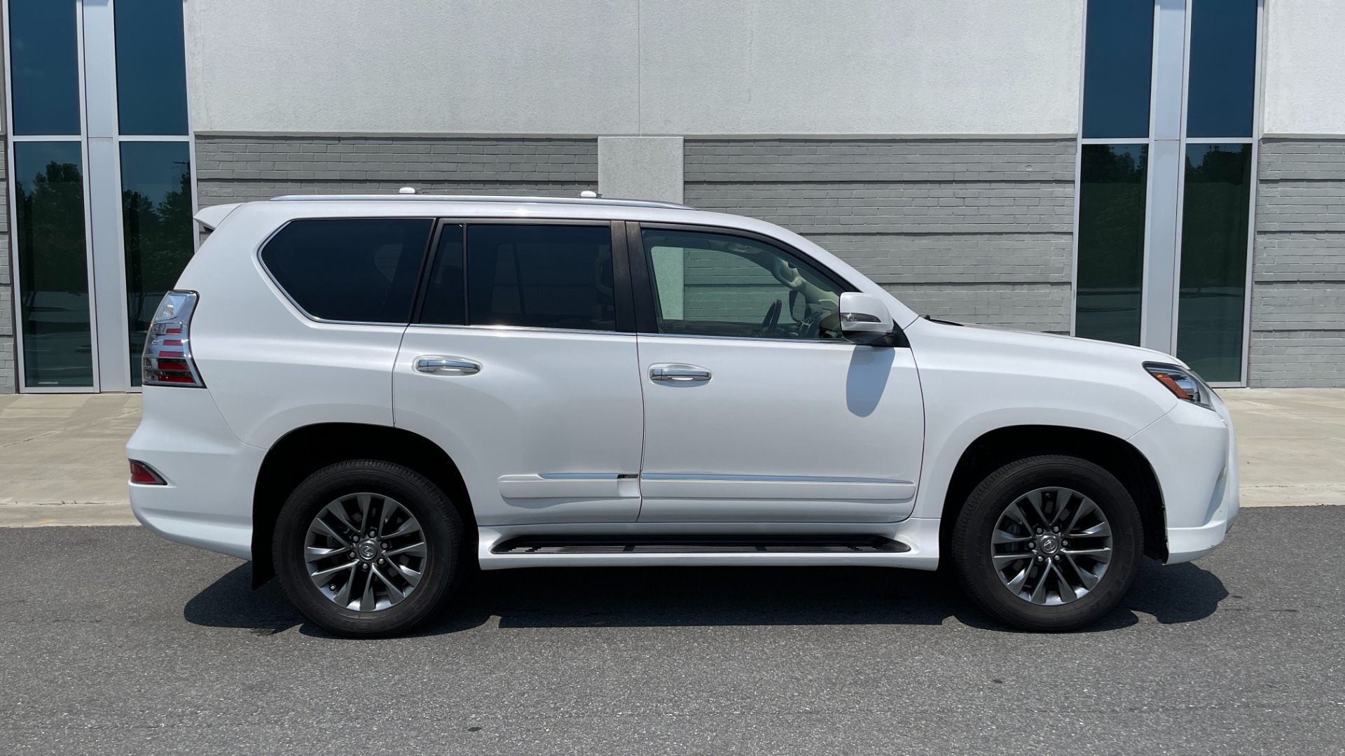 Used 2015 Lexus GX 460 LUXURY / 4.6L V8 / 4WD / NAV / SUNROOF / 3-ROW / REARVIEW for sale Sold at Formula Imports in Charlotte NC 28227 6