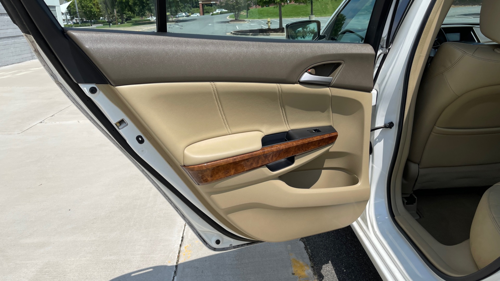Used 2009 Honda ACCORD EX-L 4DR / 2.4L / AUTO / SUNROOF / ANC / DUAL-ZONE AUTO A/C for sale Sold at Formula Imports in Charlotte NC 28227 35