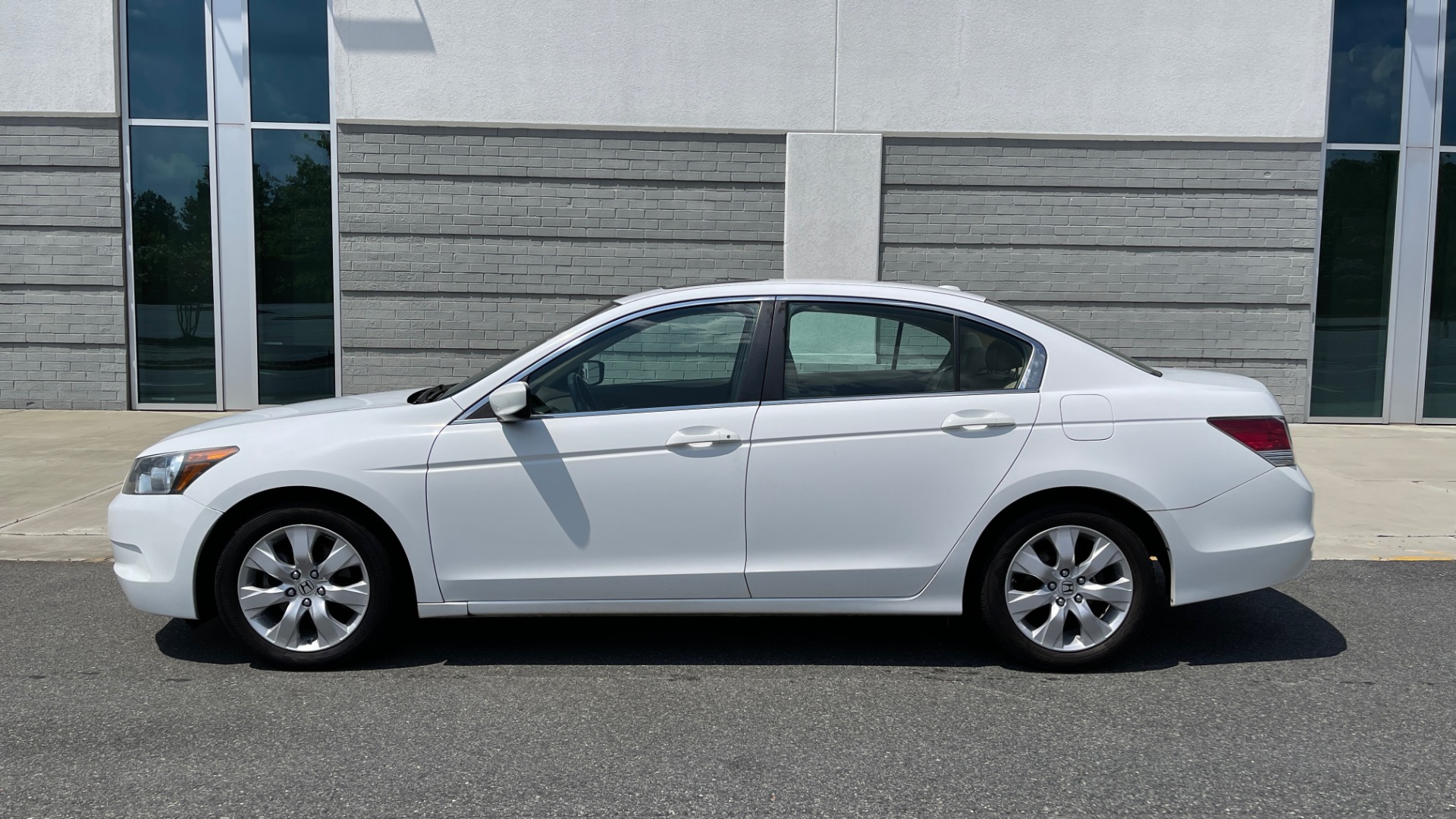 Used 2009 Honda ACCORD EX-L 4DR / 2.4L / AUTO / SUNROOF / ANC / DUAL-ZONE AUTO A/C for sale Sold at Formula Imports in Charlotte NC 28227 4