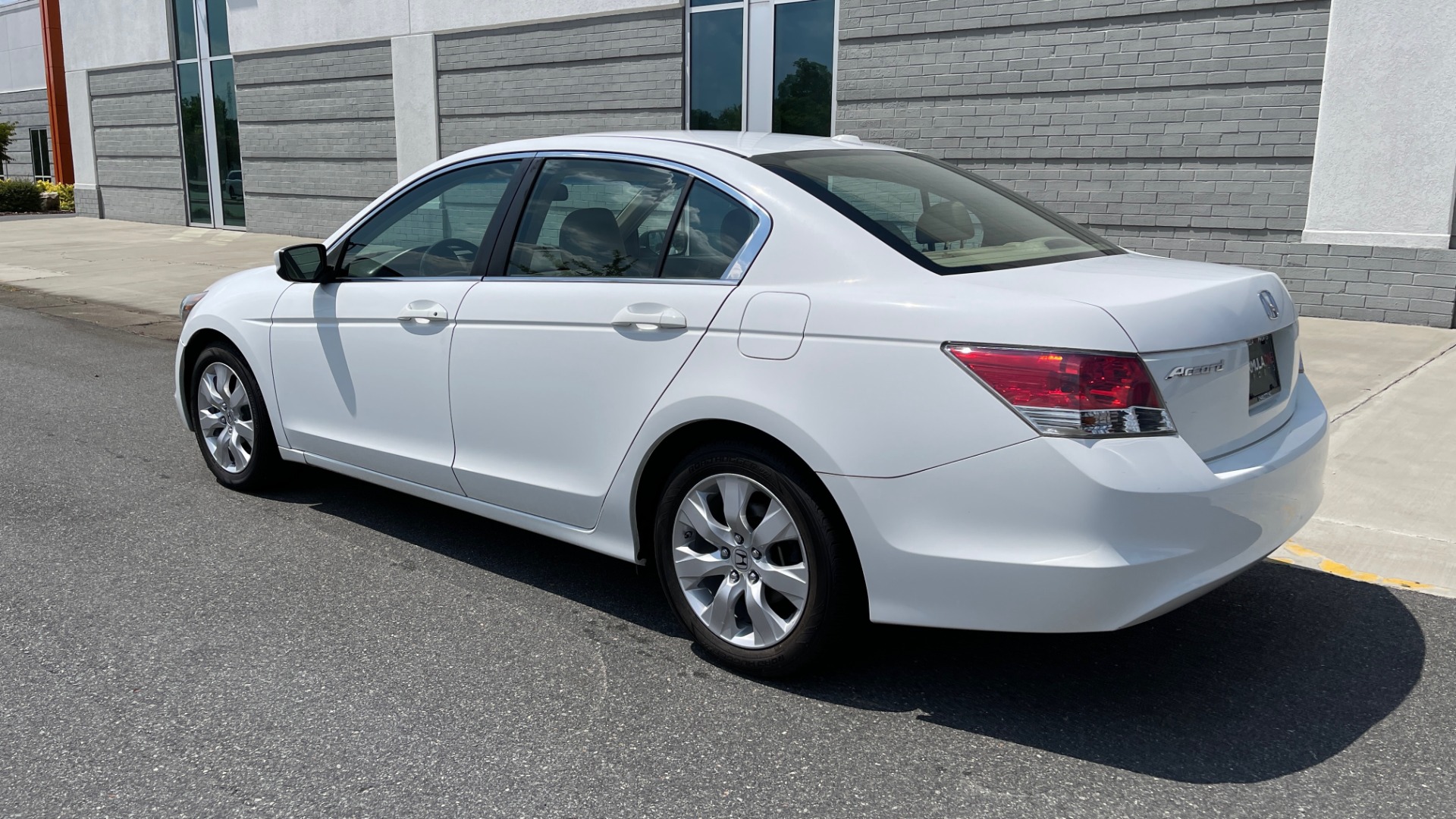 Used 2009 Honda ACCORD EX-L 4DR / 2.4L / AUTO / SUNROOF / ANC / DUAL-ZONE AUTO A/C for sale Sold at Formula Imports in Charlotte NC 28227 5