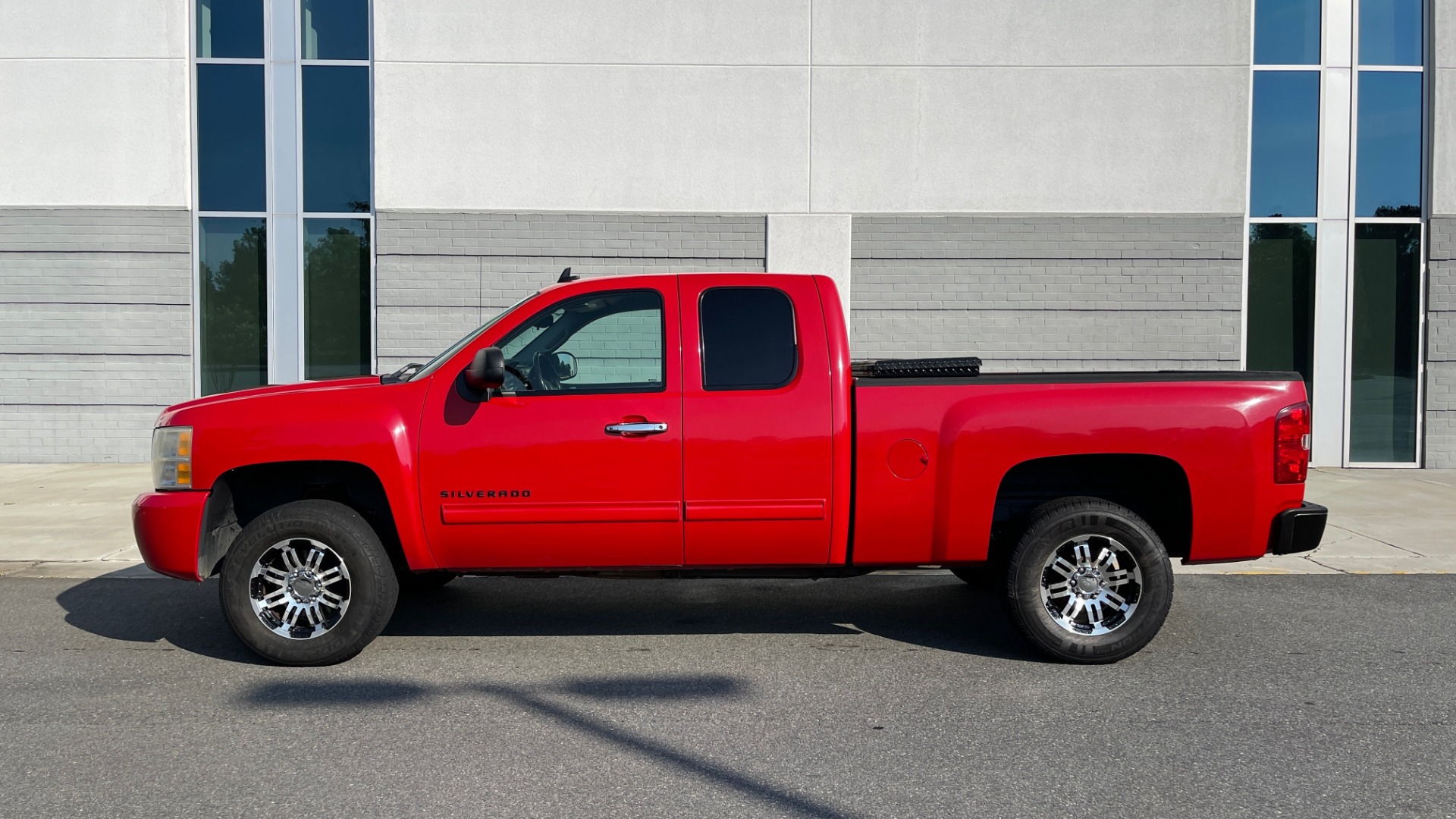 Used 2010 Chevrolet SILVERADO 1500 LT EXT CAB / 2WD / 5.3L V8 / AUTO / POWER PACK PLUS / TOWING for sale Sold at Formula Imports in Charlotte NC 28227 3