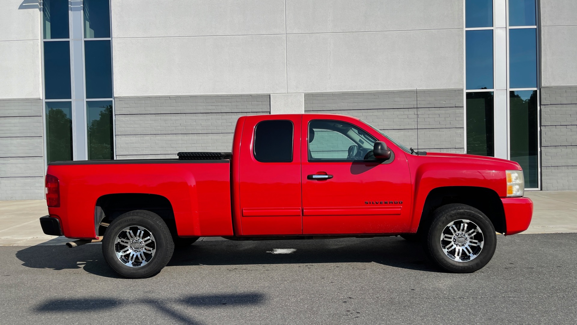 Used 2010 Chevrolet SILVERADO 1500 LT EXT CAB / 2WD / 5.3L V8 / AUTO / POWER PACK PLUS / TOWING for sale Sold at Formula Imports in Charlotte NC 28227 6