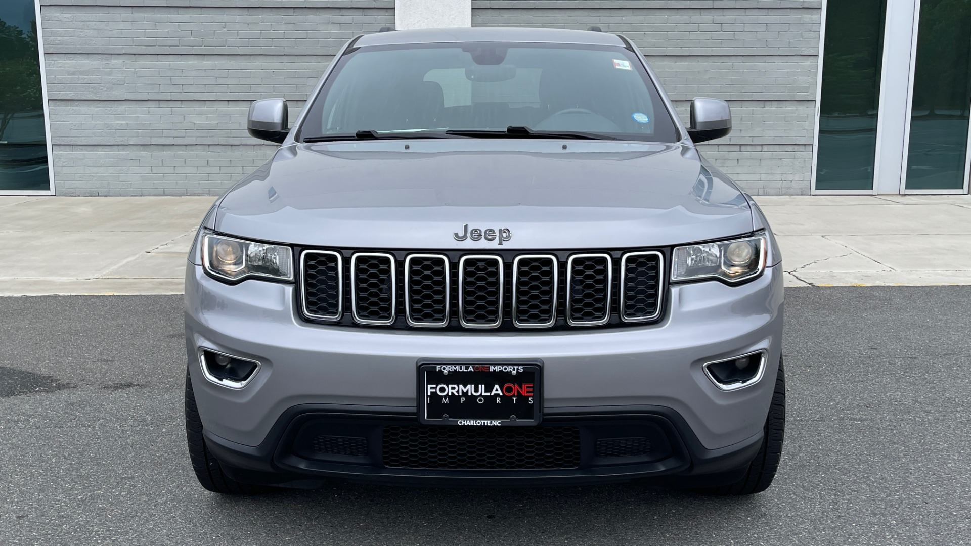 Used 2017 Jeep GRAND CHEROKEE LAREDO E 4X4 / KEYLESS-GO / 8.4IN TOUCH SCREEN / REARVIEW for sale Sold at Formula Imports in Charlotte NC 28227 10