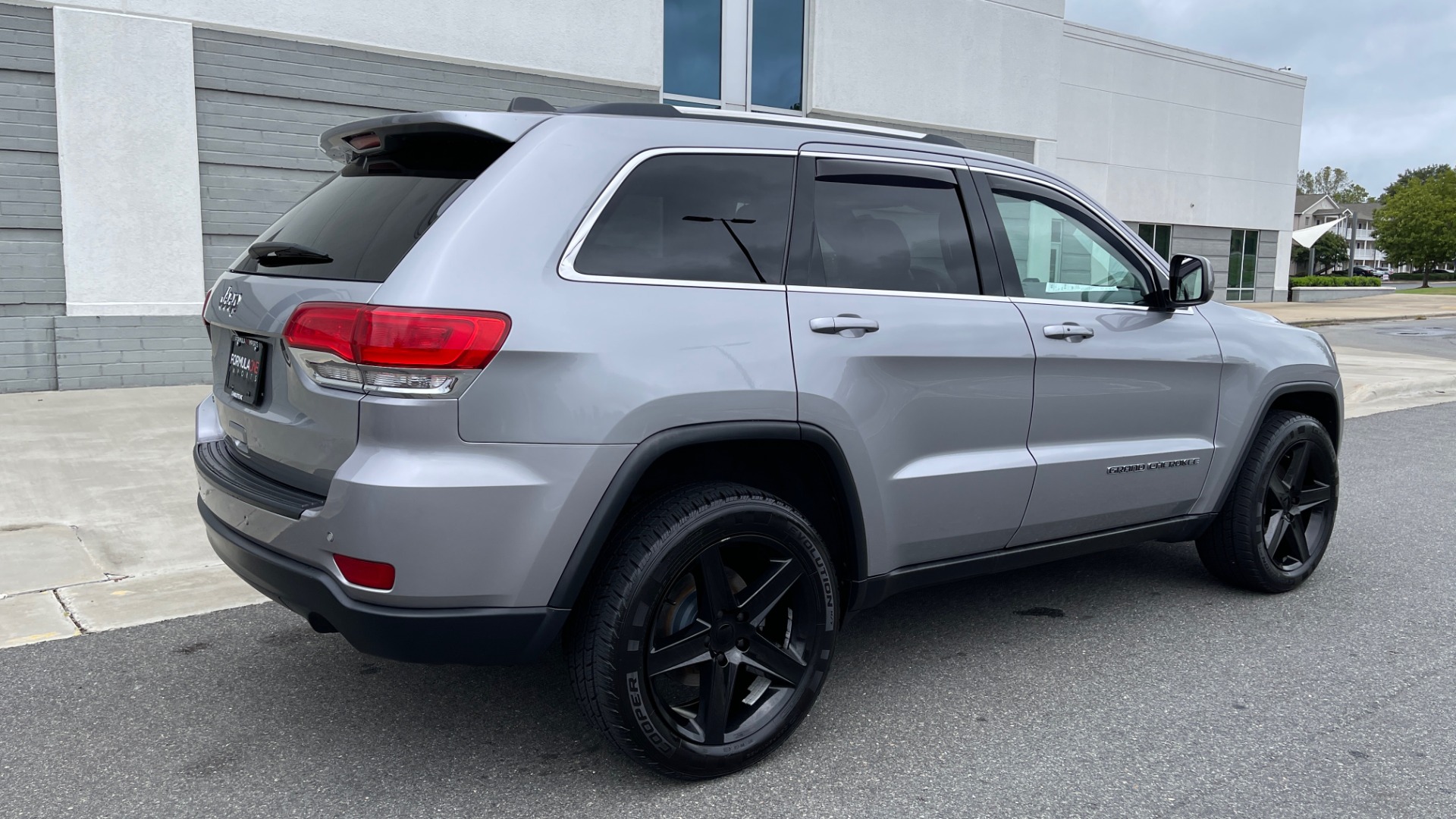 Used 2017 Jeep GRAND CHEROKEE LAREDO E 4X4 / KEYLESS-GO / 8.4IN TOUCH SCREEN / REARVIEW for sale Sold at Formula Imports in Charlotte NC 28227 2