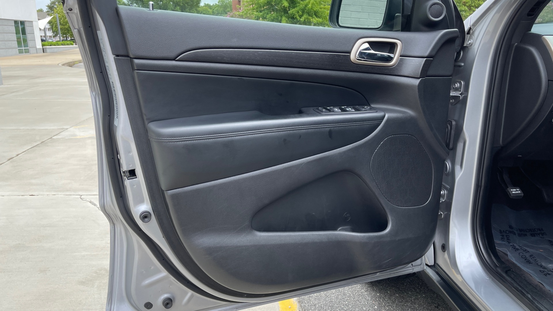 Used 2017 Jeep GRAND CHEROKEE LAREDO E 4X4 / KEYLESS-GO / 8.4IN TOUCH SCREEN / REARVIEW for sale Sold at Formula Imports in Charlotte NC 28227 23