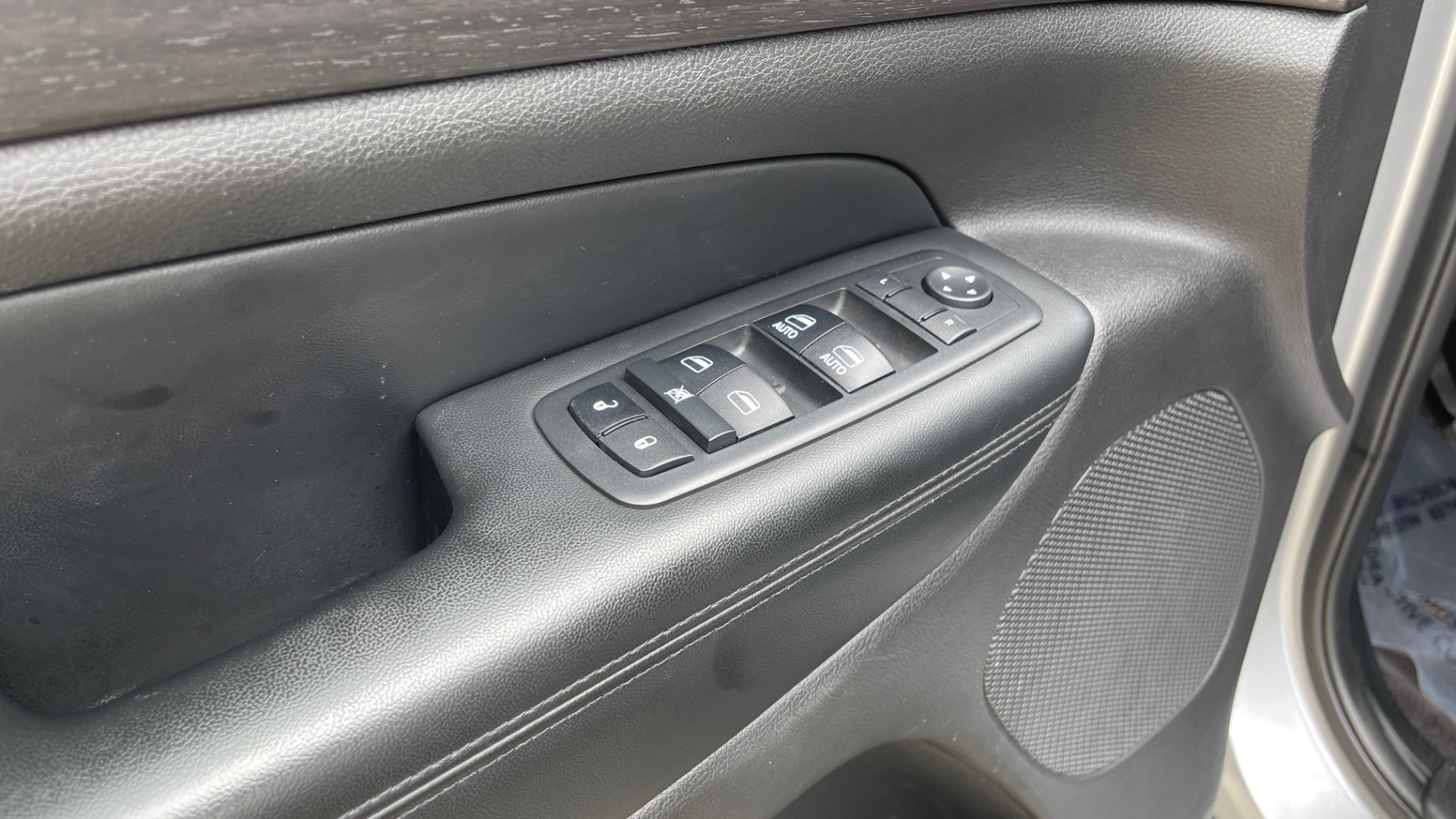 Used 2017 Jeep GRAND CHEROKEE LAREDO E 4X4 / KEYLESS-GO / 8.4IN TOUCH SCREEN / REARVIEW for sale Sold at Formula Imports in Charlotte NC 28227 24