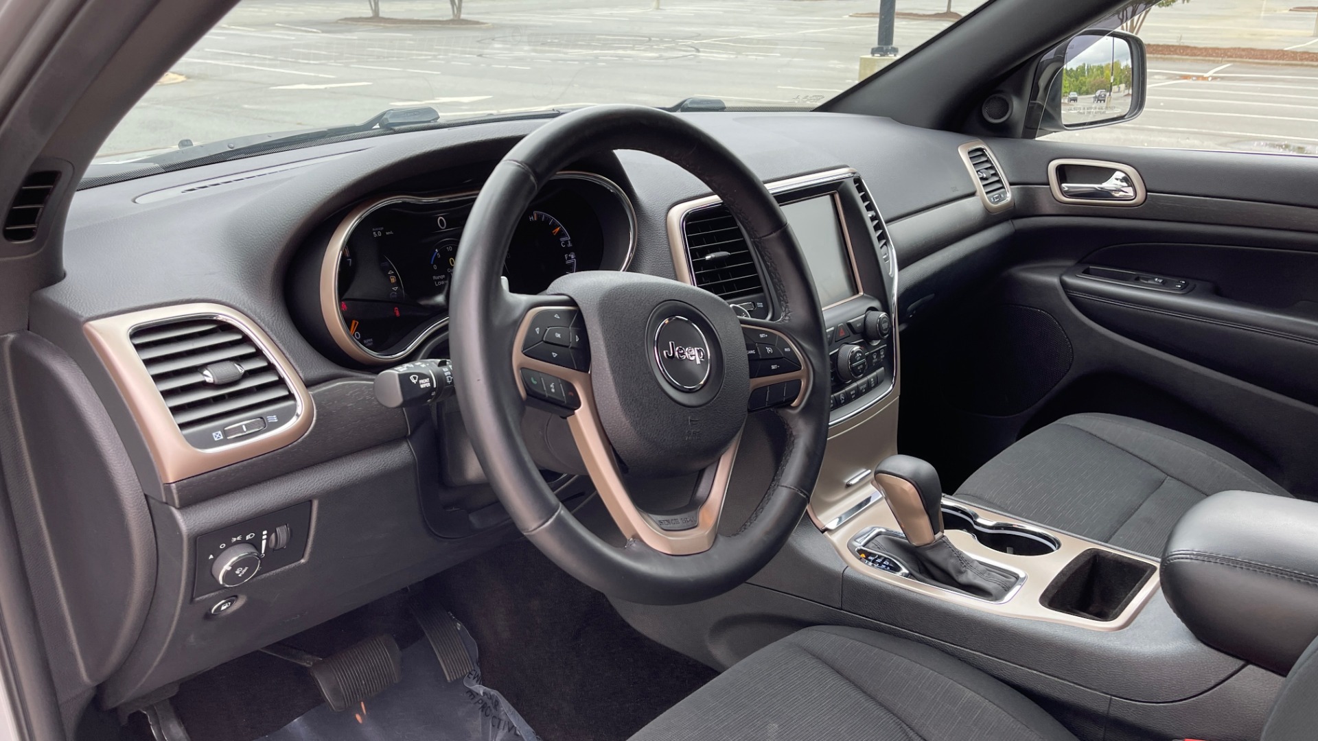 Used 2017 Jeep GRAND CHEROKEE LAREDO E 4X4 / KEYLESS-GO / 8.4IN TOUCH SCREEN / REARVIEW for sale Sold at Formula Imports in Charlotte NC 28227 25