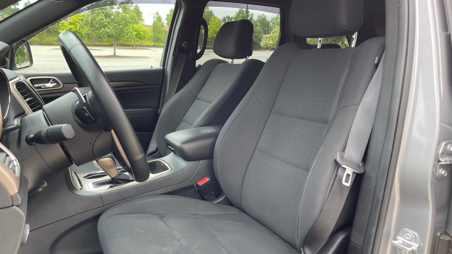 Used 2017 Jeep GRAND CHEROKEE LAREDO E 4X4 / KEYLESS-GO / 8.4IN TOUCH SCREEN / REARVIEW for sale Sold at Formula Imports in Charlotte NC 28227 27
