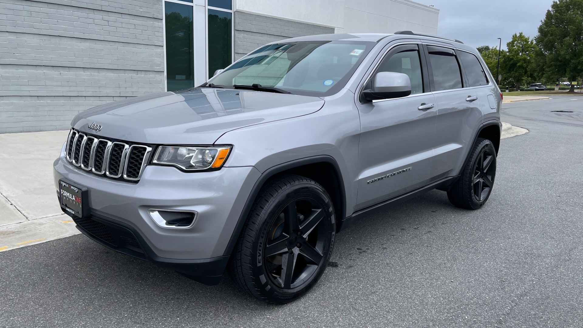 Used 2017 Jeep GRAND CHEROKEE LAREDO E 4X4 / KEYLESS-GO / 8.4IN TOUCH SCREEN / REARVIEW for sale Sold at Formula Imports in Charlotte NC 28227 3