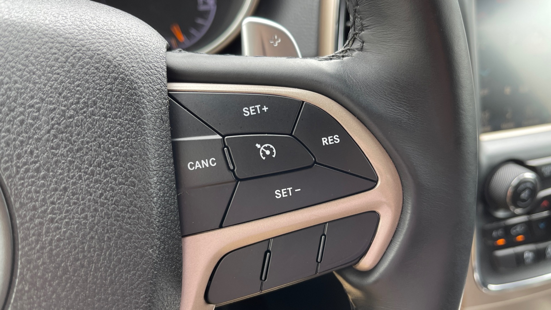 Used 2017 Jeep GRAND CHEROKEE LAREDO E 4X4 / KEYLESS-GO / 8.4IN TOUCH SCREEN / REARVIEW for sale Sold at Formula Imports in Charlotte NC 28227 31