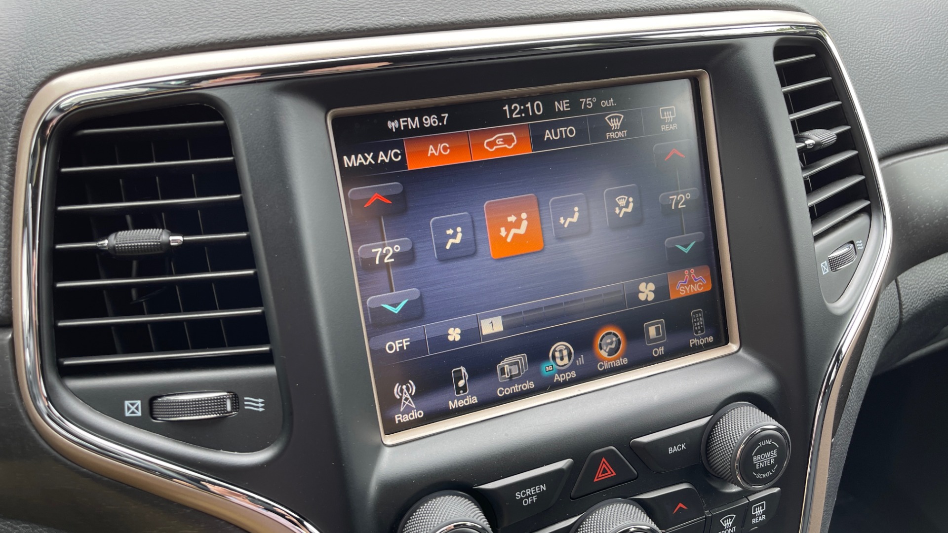 Used 2017 Jeep GRAND CHEROKEE LAREDO E 4X4 / KEYLESS-GO / 8.4IN TOUCH SCREEN / REARVIEW for sale Sold at Formula Imports in Charlotte NC 28227 35