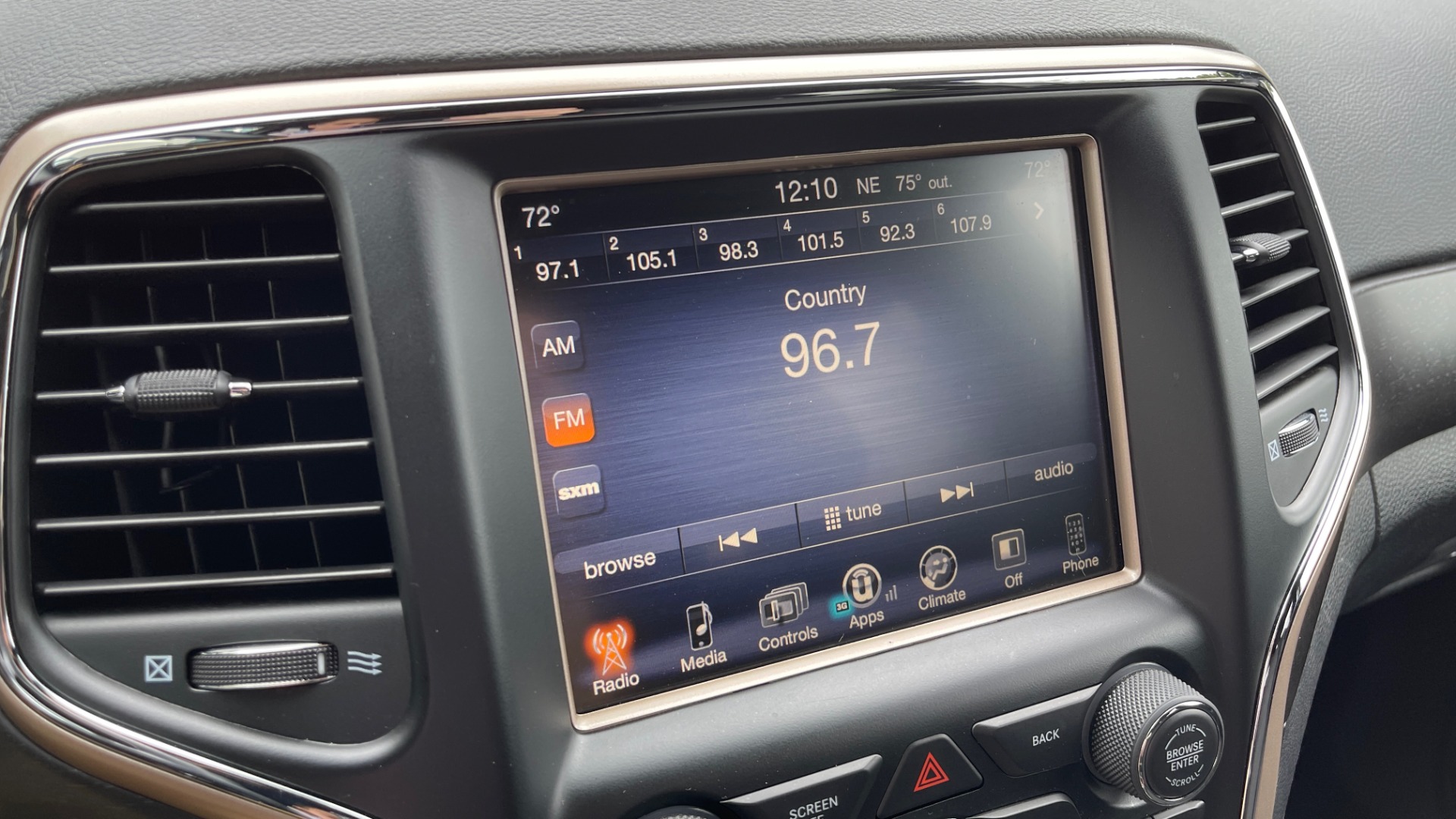 Used 2017 Jeep GRAND CHEROKEE LAREDO E 4X4 / KEYLESS-GO / 8.4IN TOUCH SCREEN / REARVIEW for sale Sold at Formula Imports in Charlotte NC 28227 36