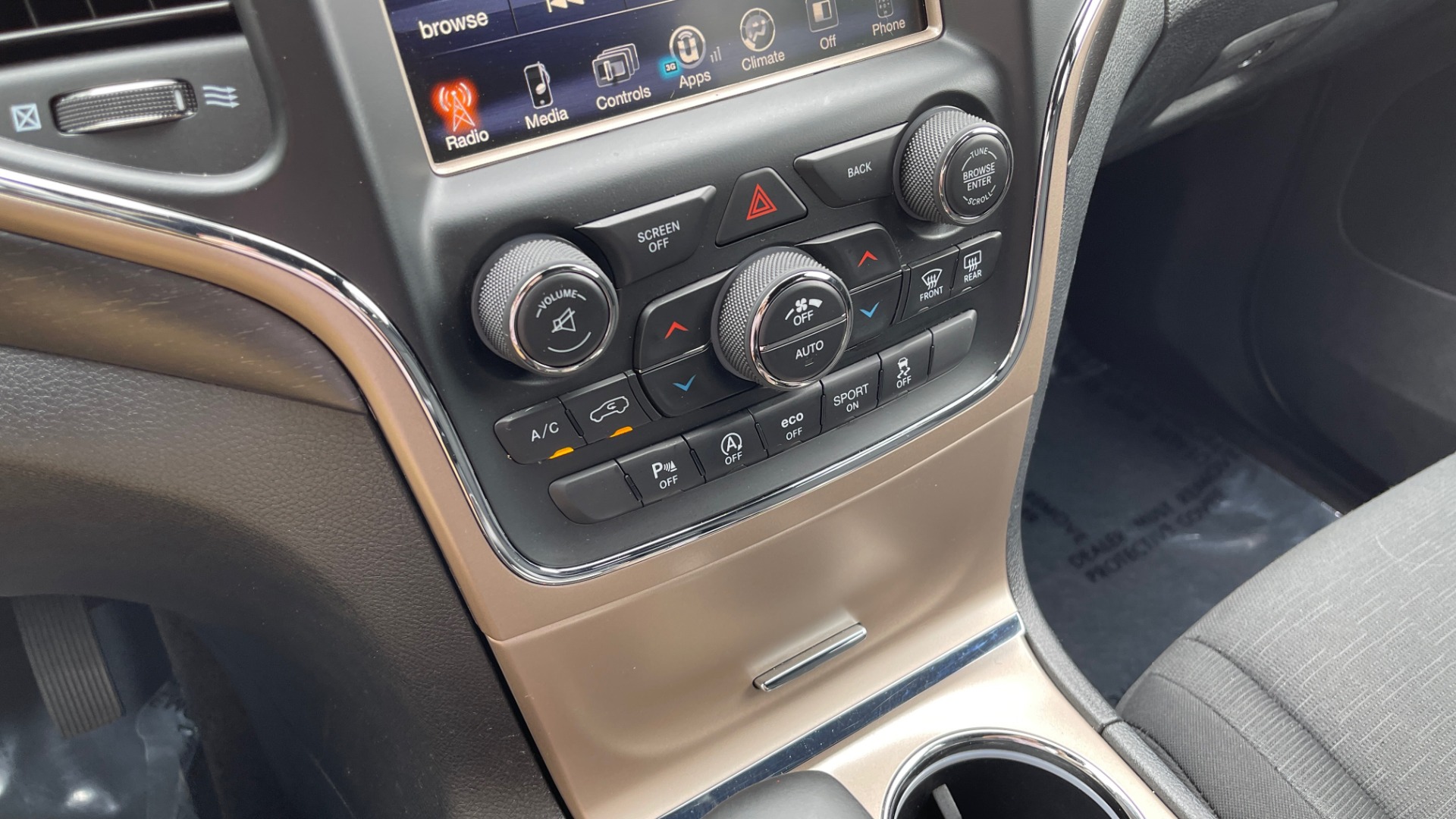 Used 2017 Jeep GRAND CHEROKEE LAREDO E 4X4 / KEYLESS-GO / 8.4IN TOUCH SCREEN / REARVIEW for sale Sold at Formula Imports in Charlotte NC 28227 37