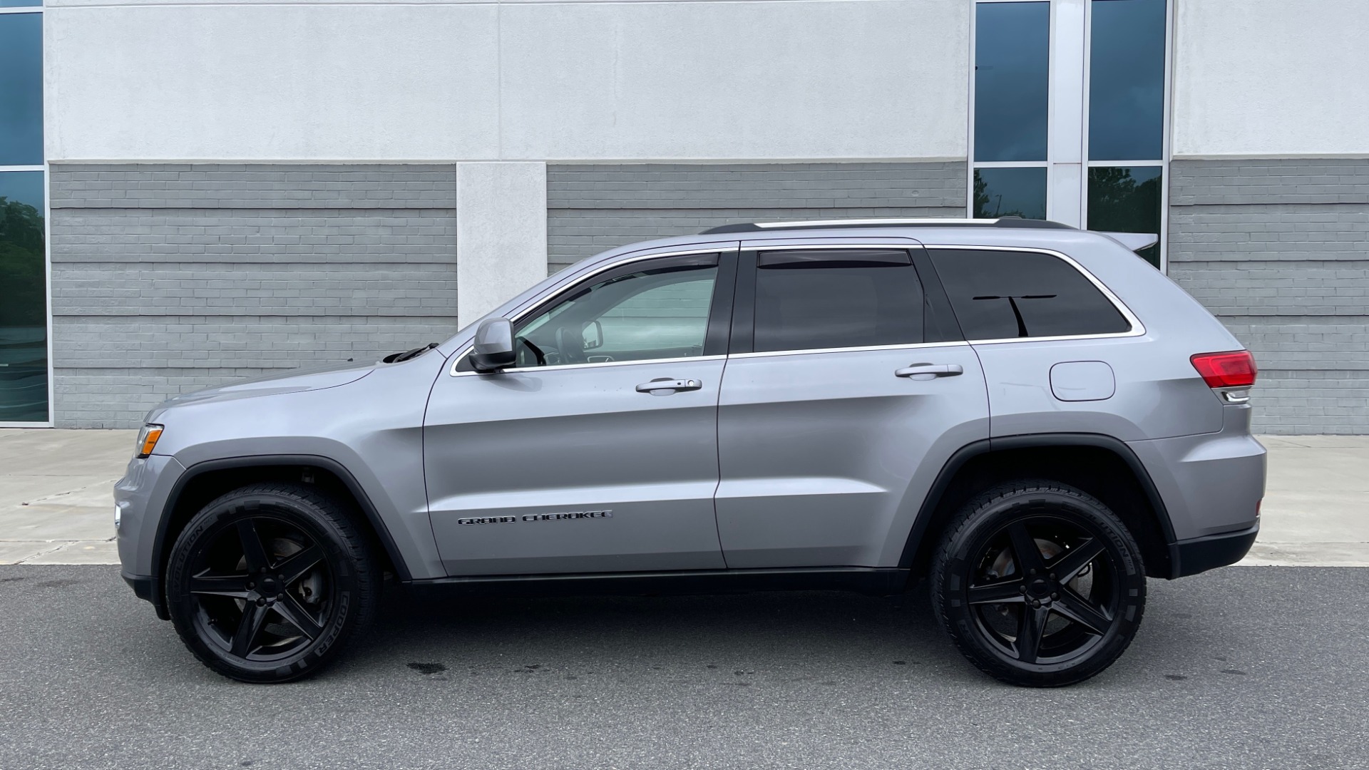 Used 2017 Jeep GRAND CHEROKEE LAREDO E 4X4 / KEYLESS-GO / 8.4IN TOUCH SCREEN / REARVIEW for sale Sold at Formula Imports in Charlotte NC 28227 4