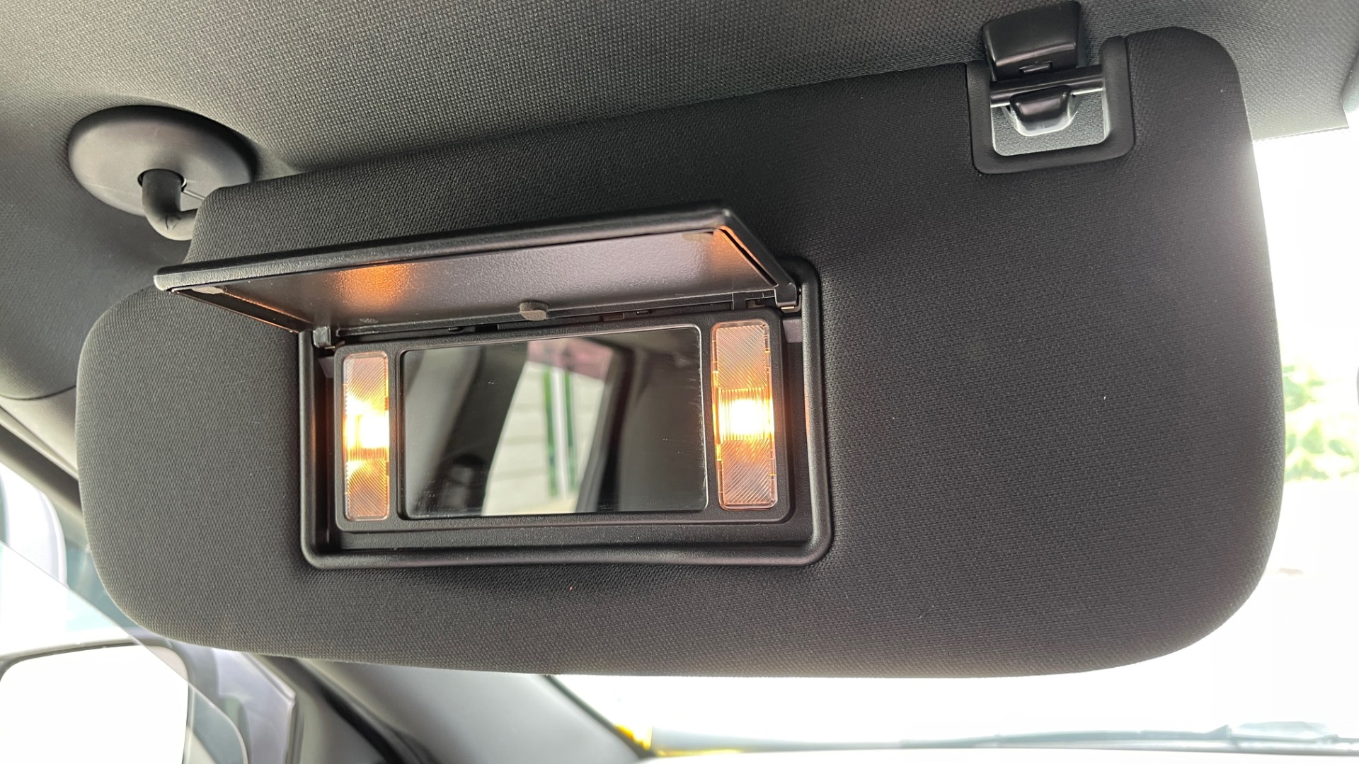 Used 2017 Jeep GRAND CHEROKEE LAREDO E 4X4 / KEYLESS-GO / 8.4IN TOUCH SCREEN / REARVIEW for sale Sold at Formula Imports in Charlotte NC 28227 40