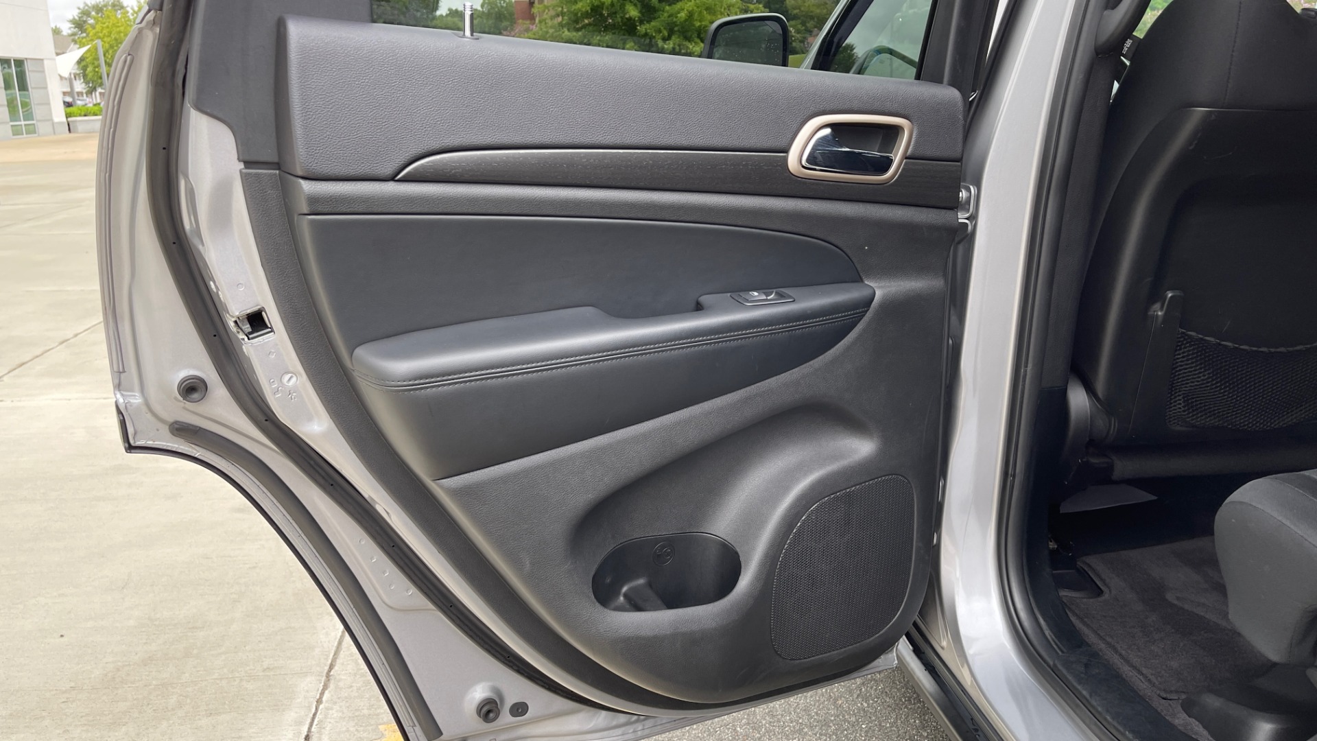 Used 2017 Jeep GRAND CHEROKEE LAREDO E 4X4 / KEYLESS-GO / 8.4IN TOUCH SCREEN / REARVIEW for sale Sold at Formula Imports in Charlotte NC 28227 42