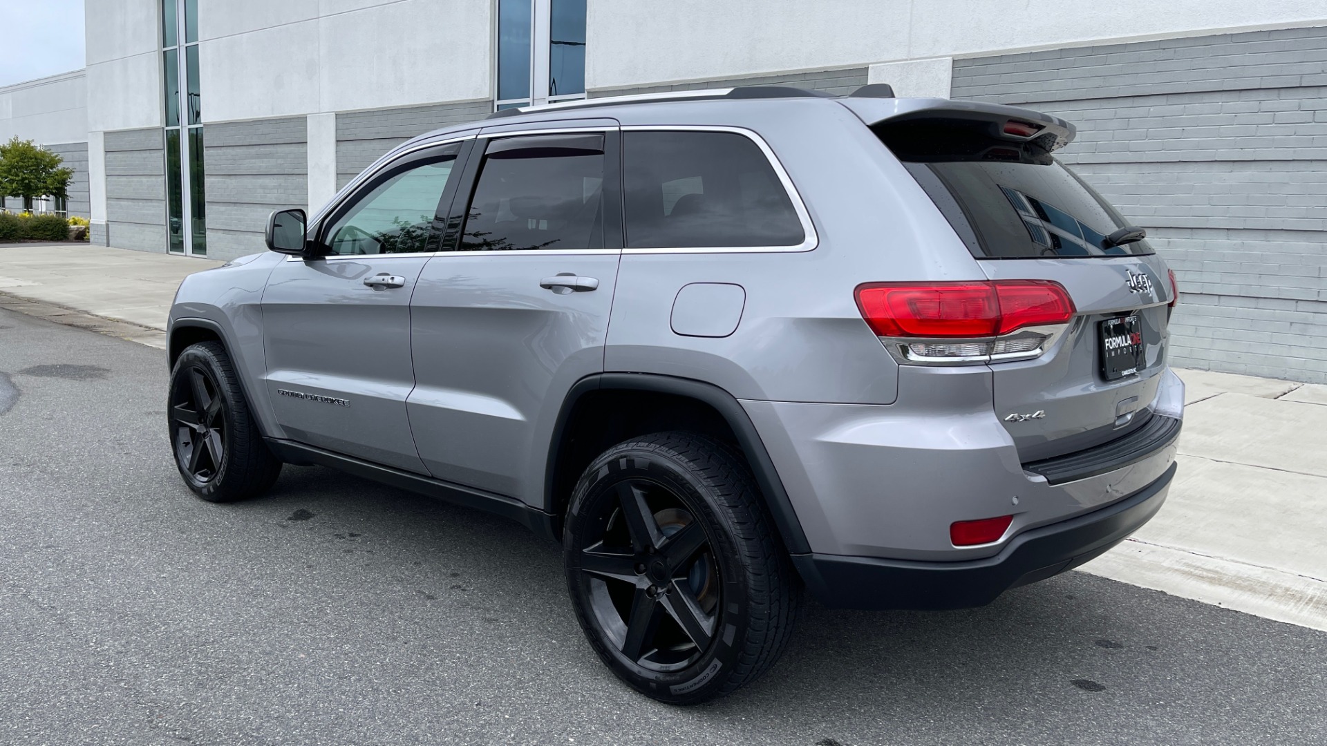 Used 2017 Jeep GRAND CHEROKEE LAREDO E 4X4 / KEYLESS-GO / 8.4IN TOUCH SCREEN / REARVIEW for sale Sold at Formula Imports in Charlotte NC 28227 5