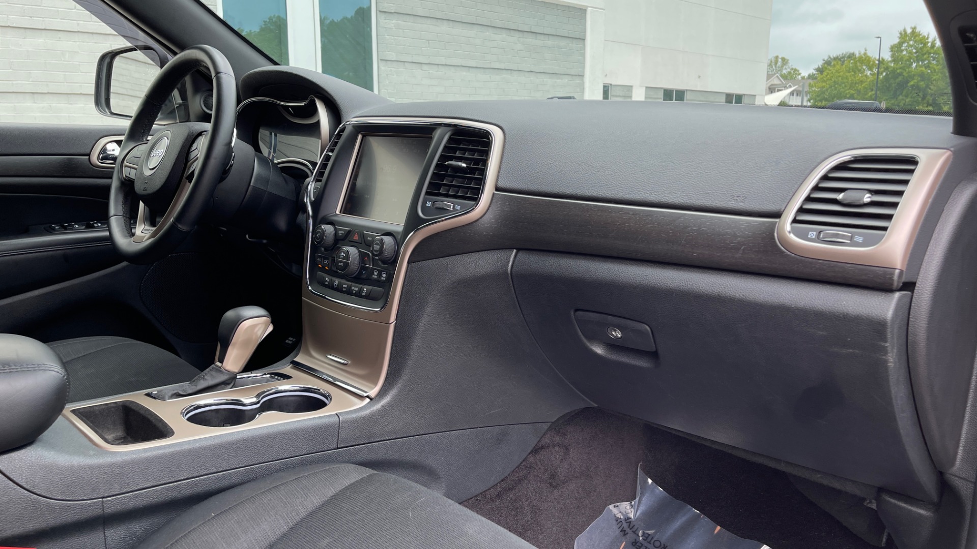 Used 2017 Jeep GRAND CHEROKEE LAREDO E 4X4 / KEYLESS-GO / 8.4IN TOUCH SCREEN / REARVIEW for sale Sold at Formula Imports in Charlotte NC 28227 55