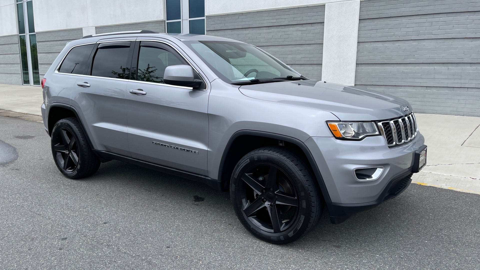 Used 2017 Jeep GRAND CHEROKEE LAREDO E 4X4 / KEYLESS-GO / 8.4IN TOUCH SCREEN / REARVIEW for sale Sold at Formula Imports in Charlotte NC 28227 6