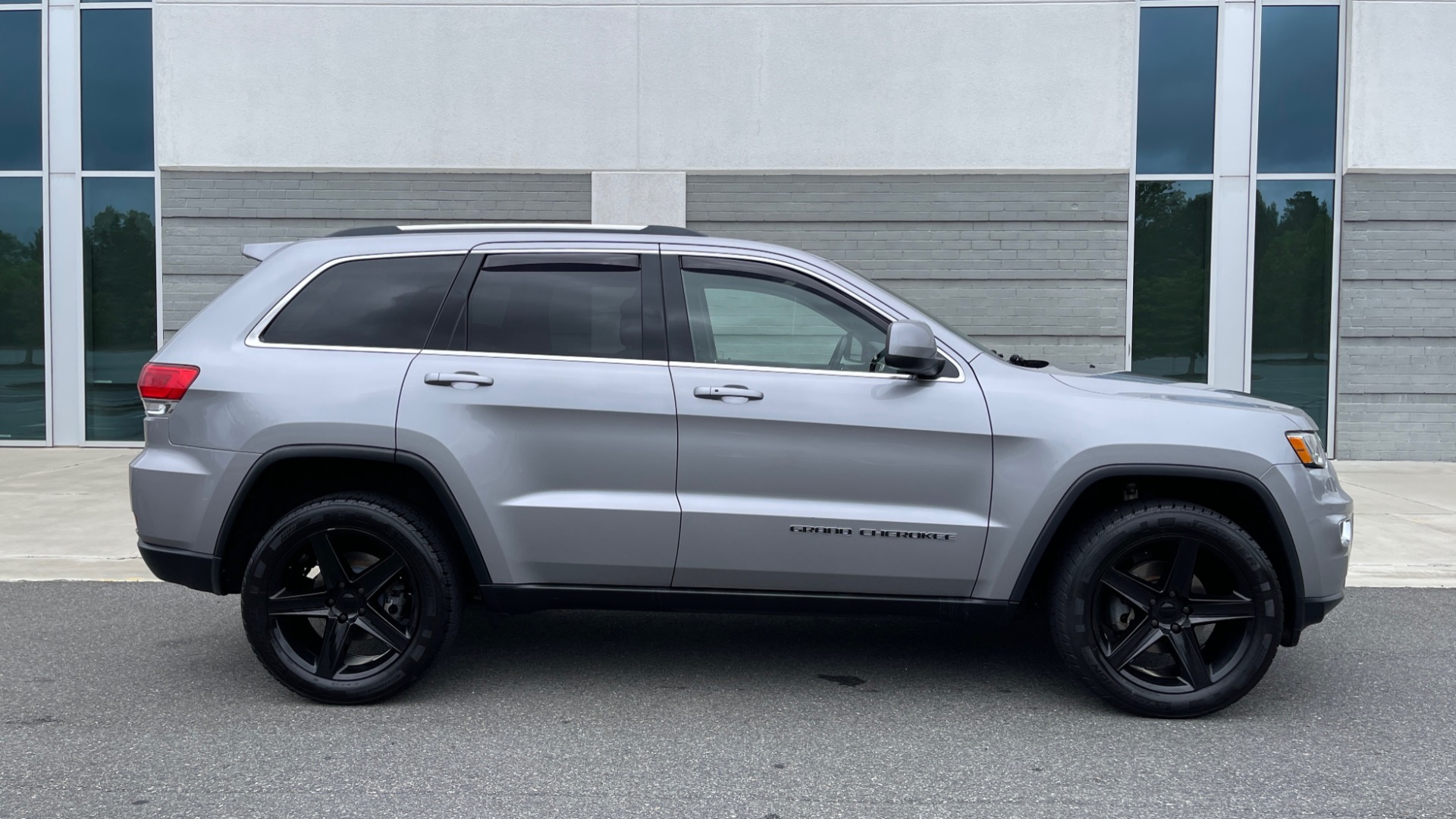 Used 2017 Jeep GRAND CHEROKEE LAREDO E 4X4 / KEYLESS-GO / 8.4IN TOUCH SCREEN / REARVIEW for sale Sold at Formula Imports in Charlotte NC 28227 7