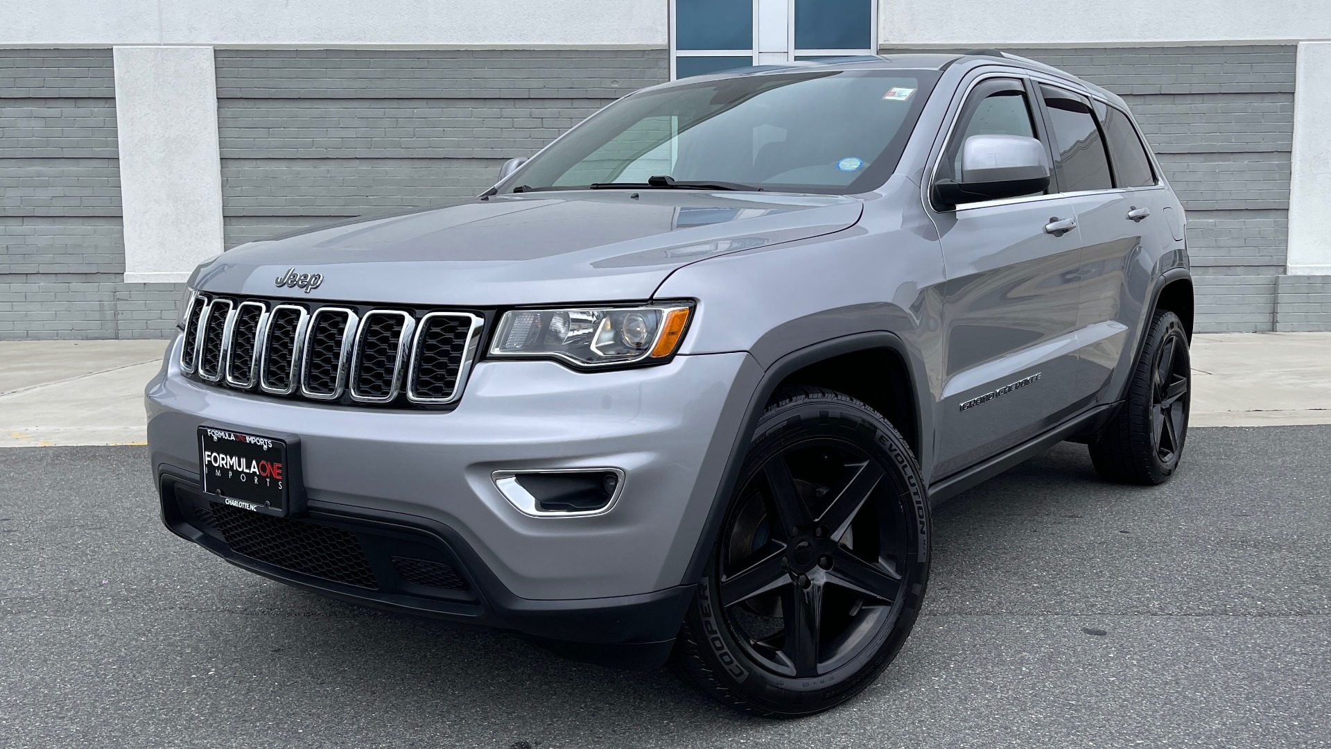 Used 2017 Jeep GRAND CHEROKEE LAREDO E 4X4 / KEYLESS-GO / 8.4IN TOUCH SCREEN / REARVIEW for sale Sold at Formula Imports in Charlotte NC 28227 1