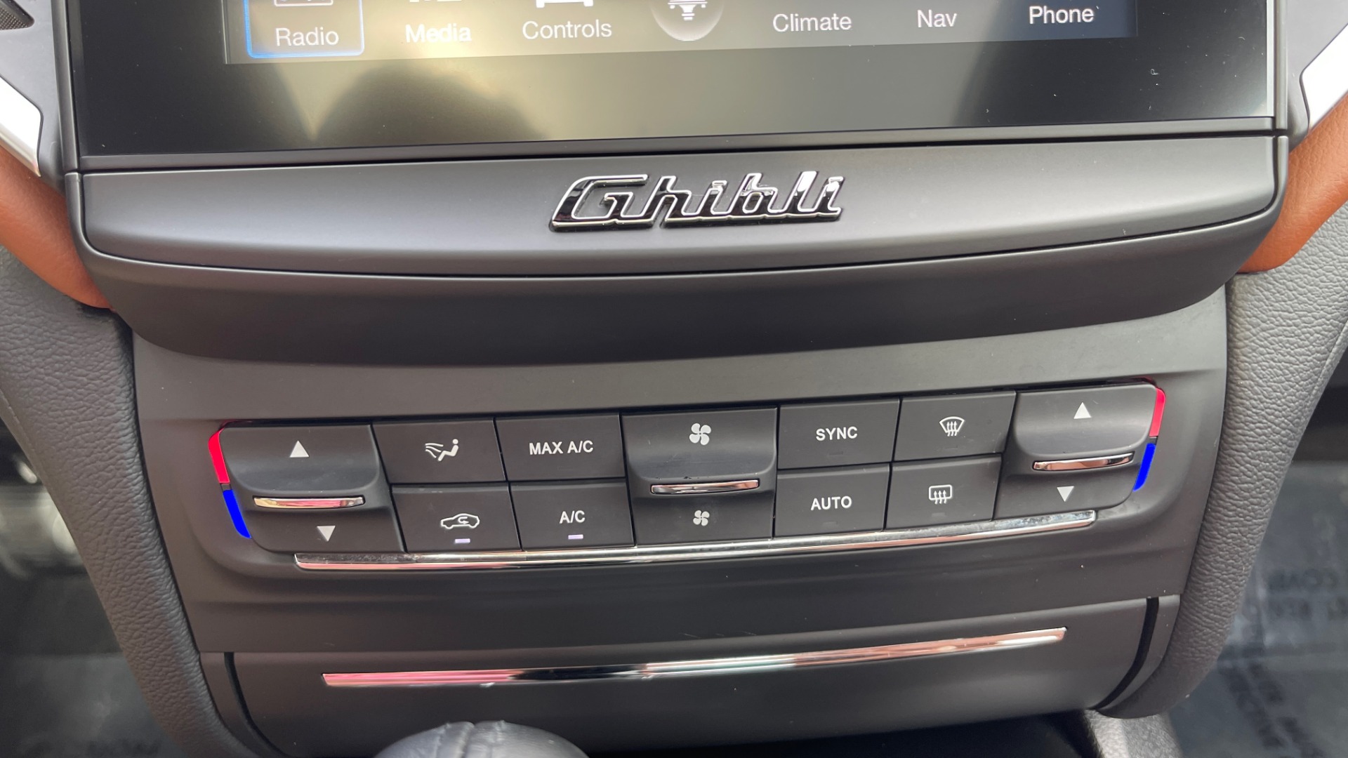 Used 2018 Maserati GHIBLI 3.0L SEDAN / 8-SPD AUTO / NAV / SUNROOF / REARVIEW for sale Sold at Formula Imports in Charlotte NC 28227 39