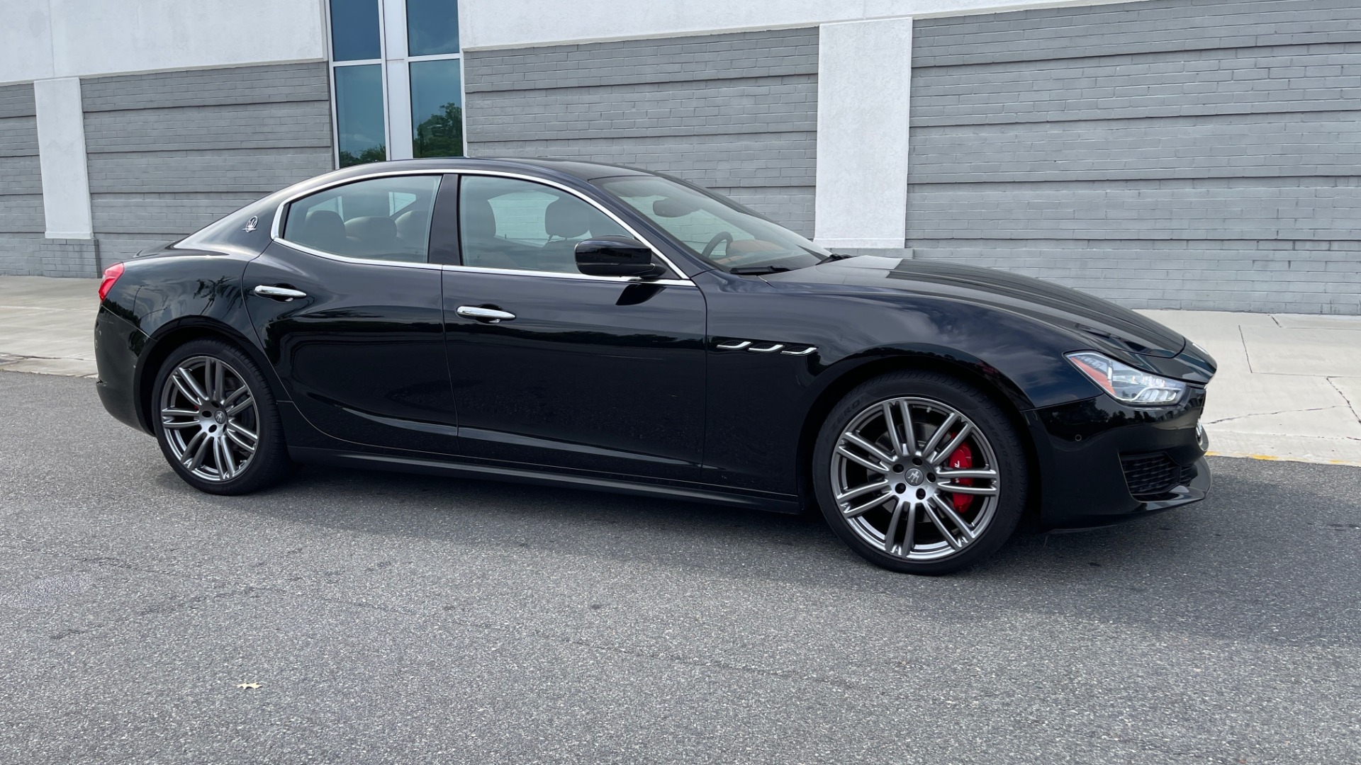 Used 2018 Maserati GHIBLI 3.0L SEDAN / 8-SPD AUTO / NAV / SUNROOF / REARVIEW for sale Sold at Formula Imports in Charlotte NC 28227 4