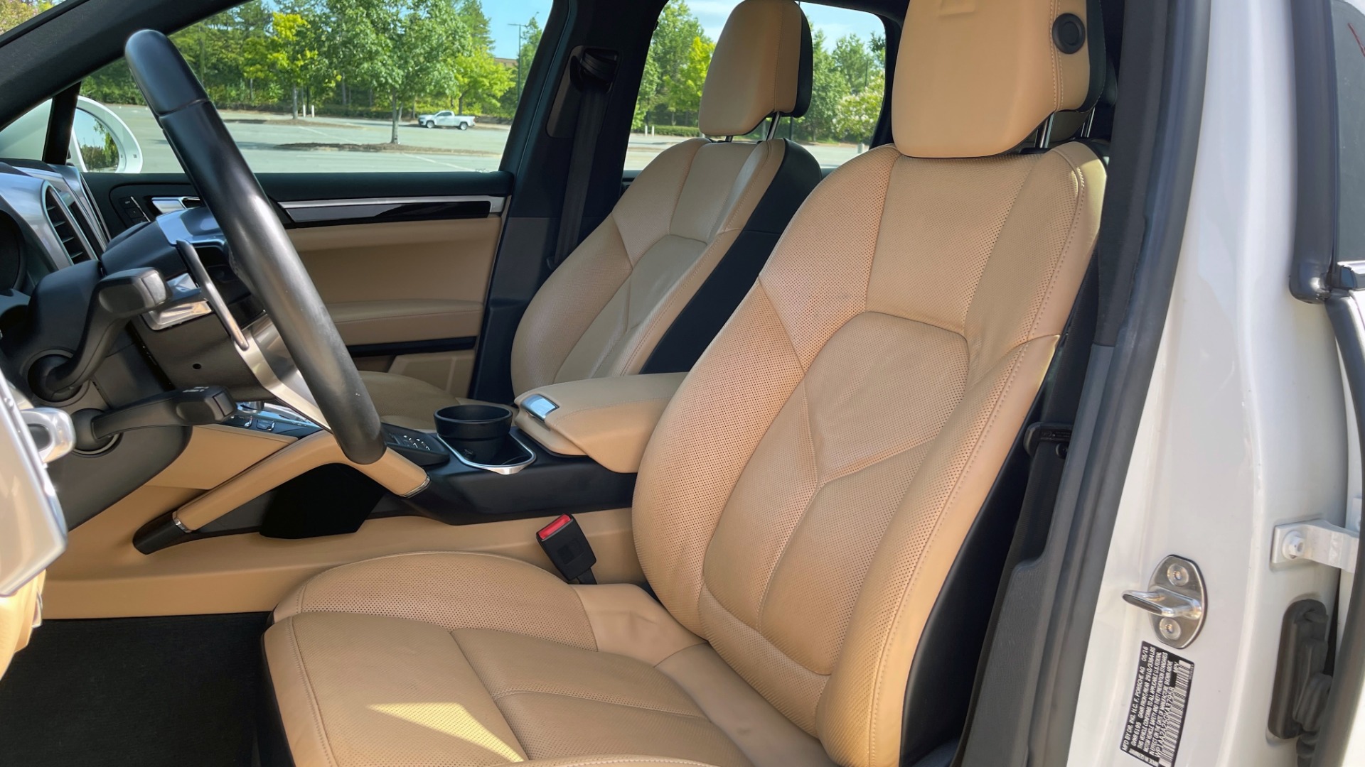Used 2016 Porsche CAYENNE AWD / 3.6L TURBO / PREMIUM / BOSE / PANO-ROOF / NAV / LCA for sale Sold at Formula Imports in Charlotte NC 28227 30