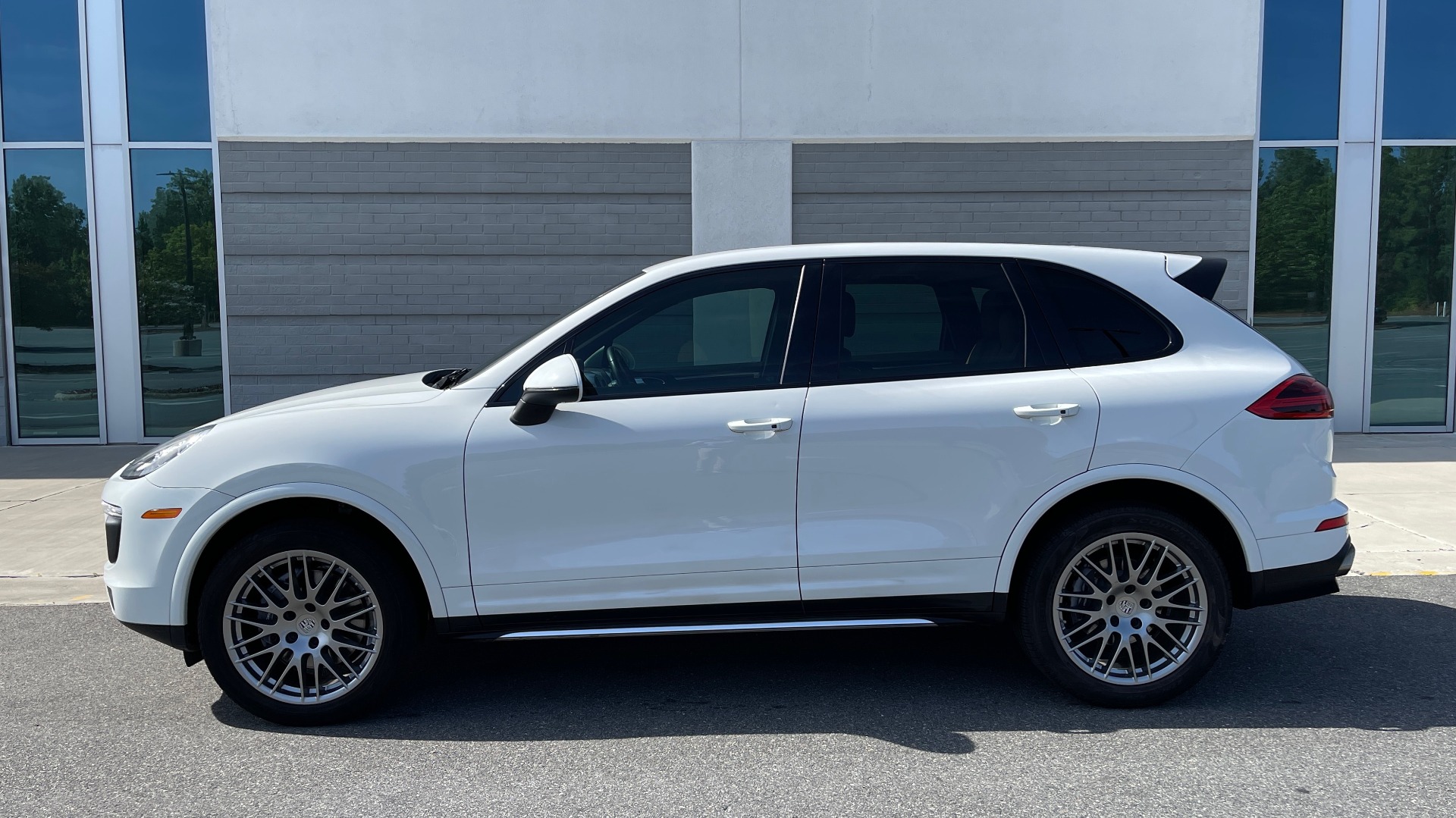 Used 2016 Porsche CAYENNE AWD / 3.6L TURBO / PREMIUM / BOSE / PANO-ROOF / NAV / LCA for sale Sold at Formula Imports in Charlotte NC 28227 4