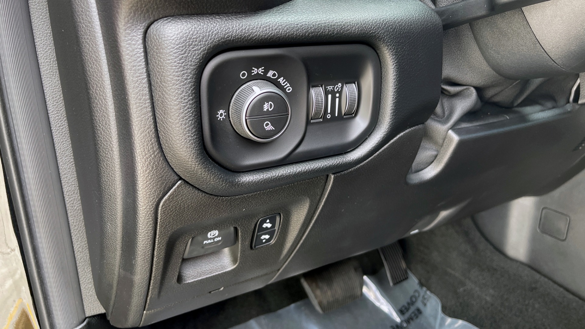 Used 2019 Ram 1500 REBEL QUADCAB 4X4 / 5.7L HEMI / 8-SPD AUTO / REMOTE START / PARK ASSIST for sale Sold at Formula Imports in Charlotte NC 28227 33