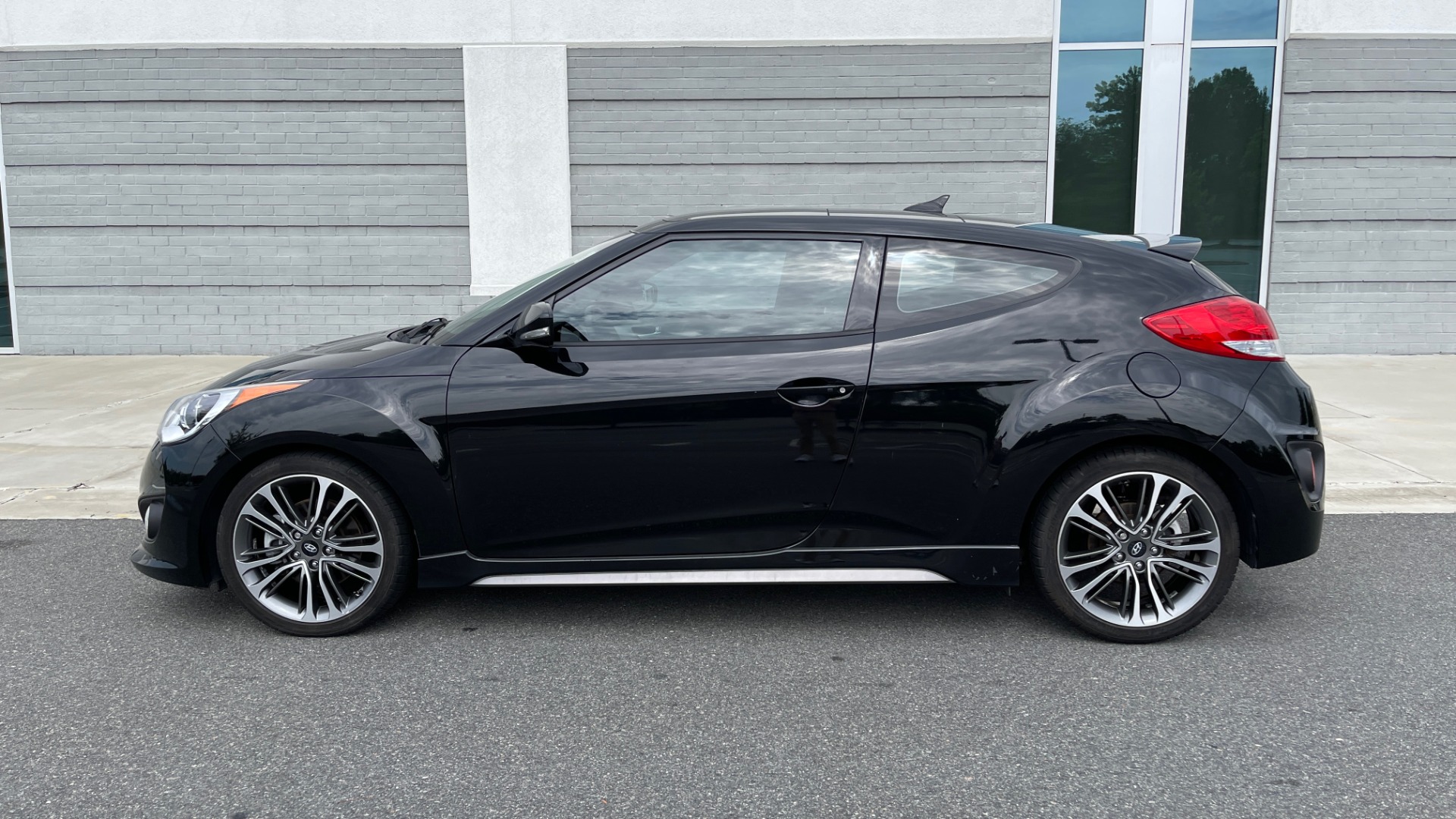 Used 2016 Hyundai VELOSTER TURBO 1.6L / AUTO / NAV / PANO-ROOF / REARVIEW for sale Sold at Formula Imports in Charlotte NC 28227 4
