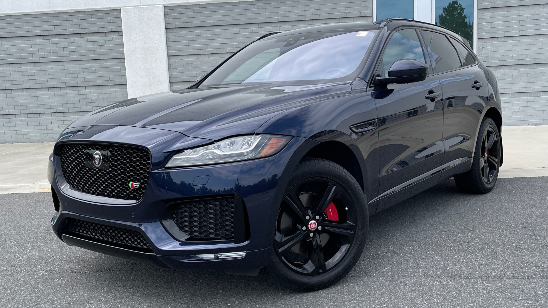 Used 2019 Jaguar F-PACE S / DRIVE PKG / BSA / HUD / BLACK EXT PKG / REARVIEW for sale $50,995 at Formula Imports in Charlotte NC 28227 1
