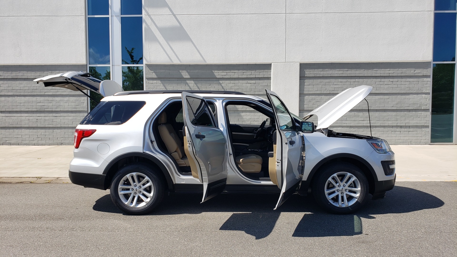 Used 2017 Ford EXPLORER 3.5L V6 / 6-SPD AUTO / BLIND SPOT MONITOR / 3-ROW / SYNC / REARVIEW for sale Sold at Formula Imports in Charlotte NC 28227 12
