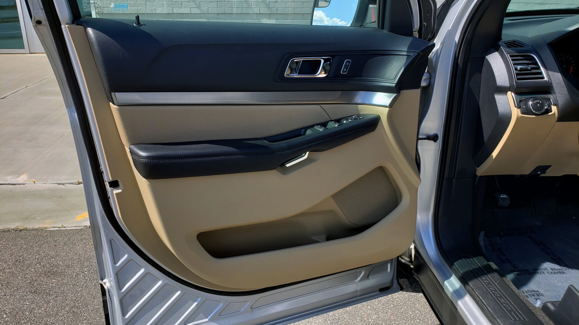 Used 2017 Ford EXPLORER 3.5L V6 / 6-SPD AUTO / BLIND SPOT MONITOR / 3-ROW / SYNC / REARVIEW for sale Sold at Formula Imports in Charlotte NC 28227 31