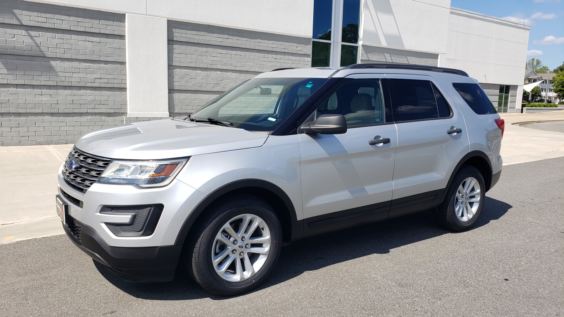 Used 2017 Ford EXPLORER 3.5L V6 / 6-SPD AUTO / BLIND SPOT MONITOR / 3-ROW / SYNC / REARVIEW for sale Sold at Formula Imports in Charlotte NC 28227 4