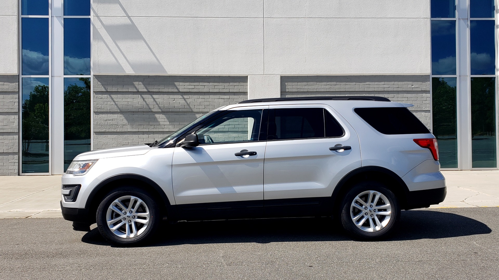 Used 2017 Ford EXPLORER 3.5L V6 / 6-SPD AUTO / BLIND SPOT MONITOR / 3-ROW / SYNC / REARVIEW for sale Sold at Formula Imports in Charlotte NC 28227 5
