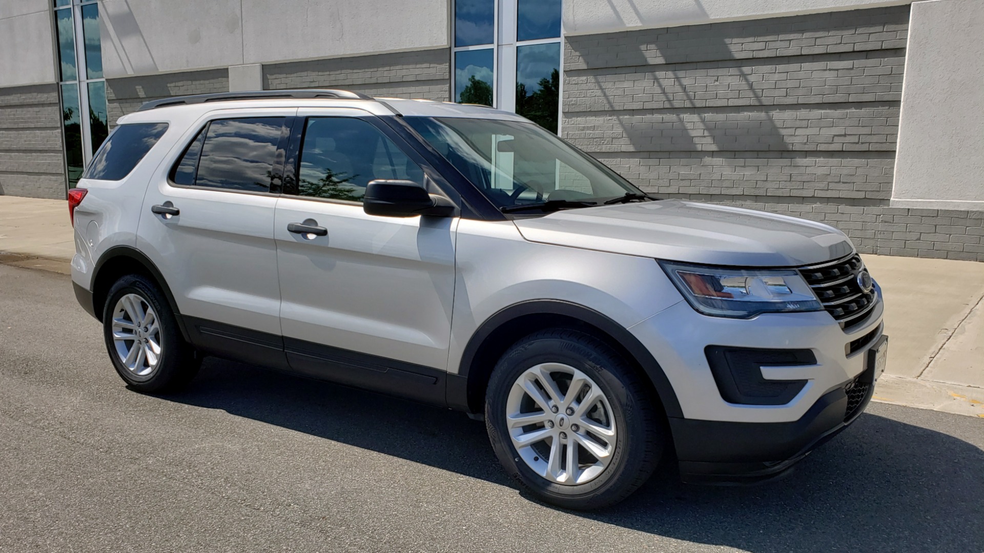 Used 2017 Ford EXPLORER 3.5L V6 / 6-SPD AUTO / BLIND SPOT MONITOR / 3-ROW / SYNC / REARVIEW for sale Sold at Formula Imports in Charlotte NC 28227 7