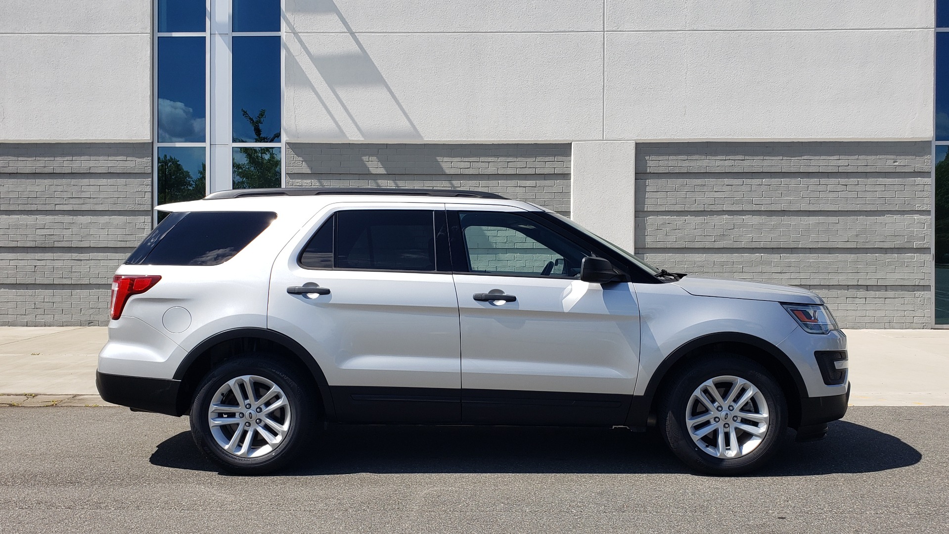Used 2017 Ford EXPLORER 3.5L V6 / 6-SPD AUTO / BLIND SPOT MONITOR / 3-ROW / SYNC / REARVIEW for sale Sold at Formula Imports in Charlotte NC 28227 9