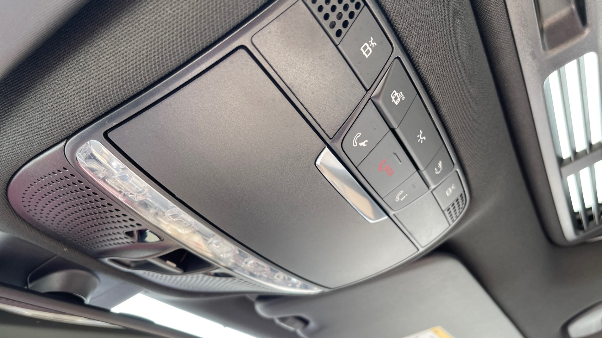 Used 2018 Mercedes-Benz C-Class C 300 4MATIC / PREMIUM / BURMESTER / HTD STS / SUNROOF / REARVIEW for sale $33,995 at Formula Imports in Charlotte NC 28227 42