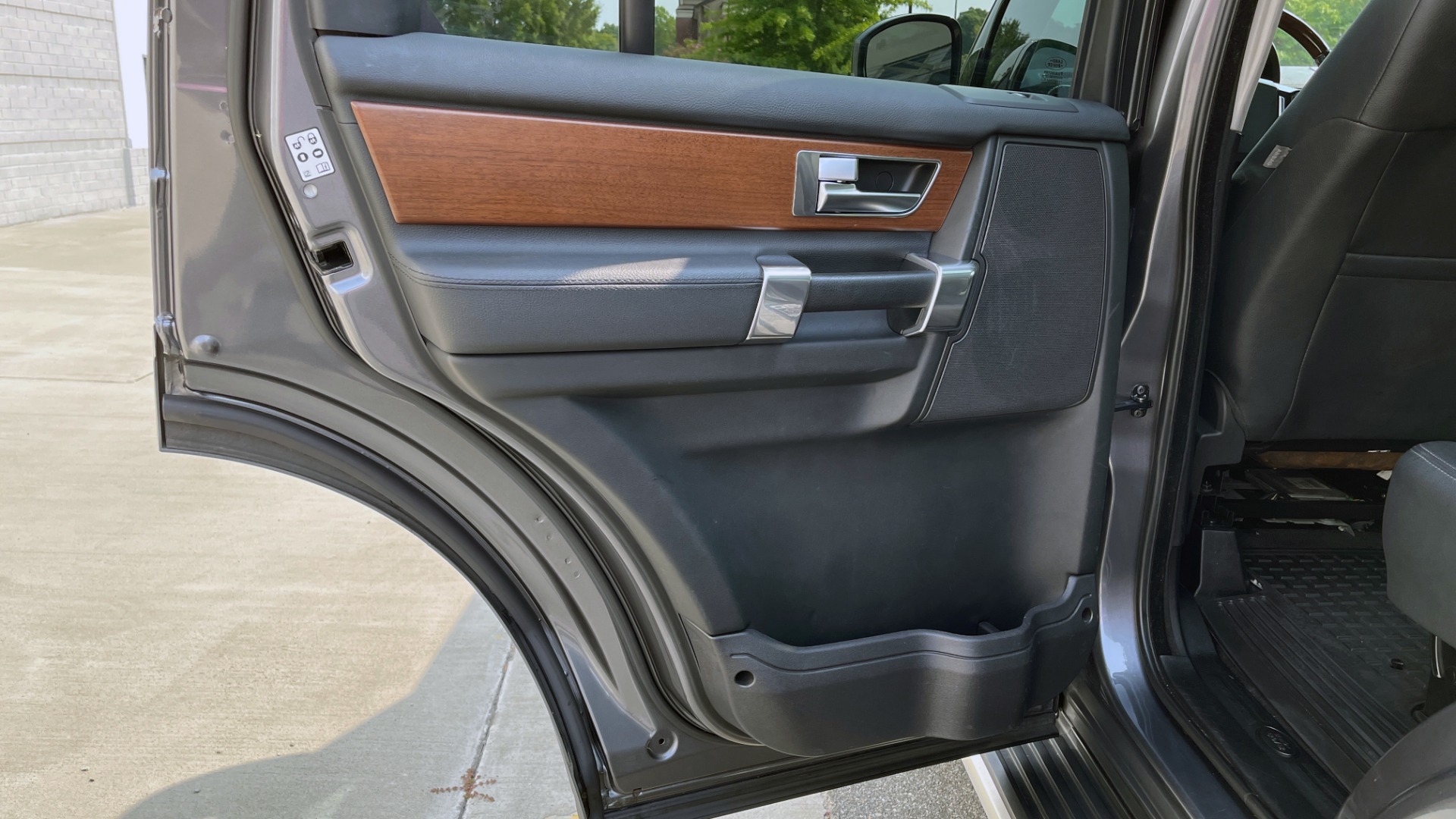 Used 2016 Land Rover LR4 HSE for sale Sold at Formula Imports in Charlotte NC 28227 40