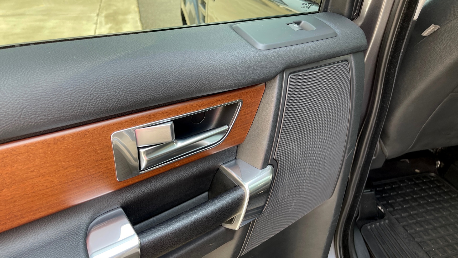 Used 2016 Land Rover LR4 HSE / NAV / SUNROOF / 3-ROW / MERIDIAN SOUND SYS / REARVIEW for sale $30,995 at Formula Imports in Charlotte NC 28227 41