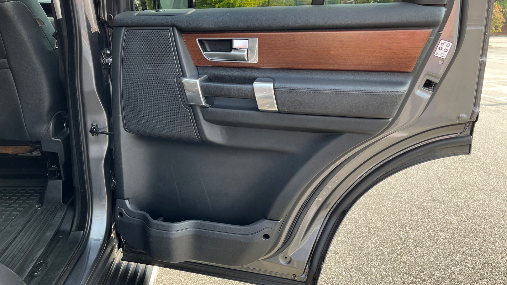 Used 2016 Land Rover LR4 HSE for sale Sold at Formula Imports in Charlotte NC 28227 50