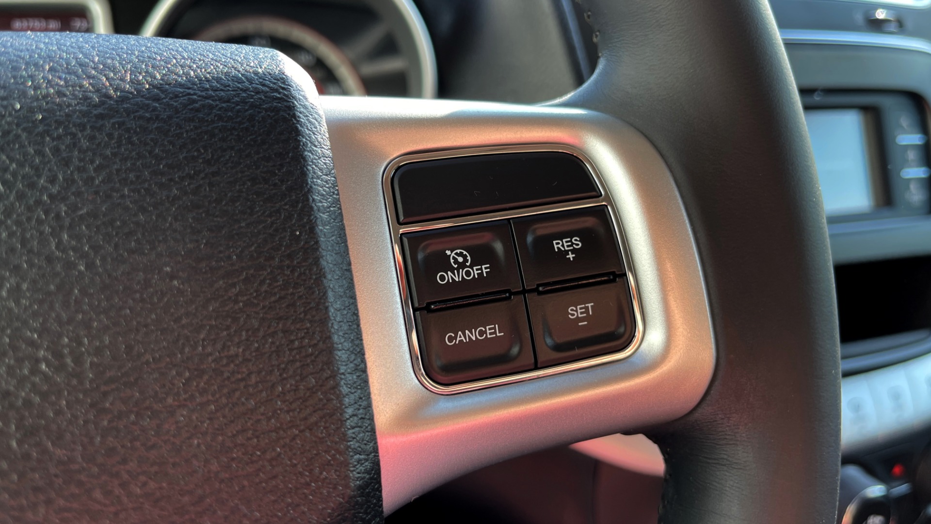 Used 2017 Dodge JOURNEY SXT PREMIUM / 2.4L / 4-SPD AUTO / KEYLESS-GO / 3-ROW / 19IN WHEELS for sale $15,995 at Formula Imports in Charlotte NC 28227 30